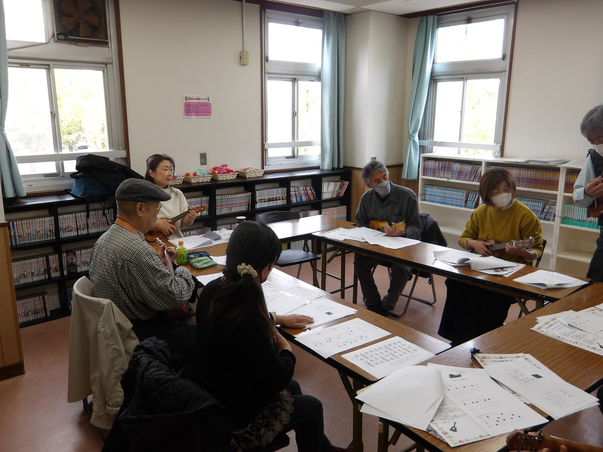 ウクレレに挑戦している地域住民