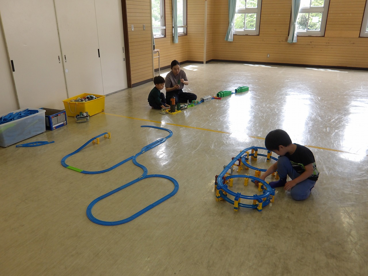 プラ電車を走らせている幼児の様子
