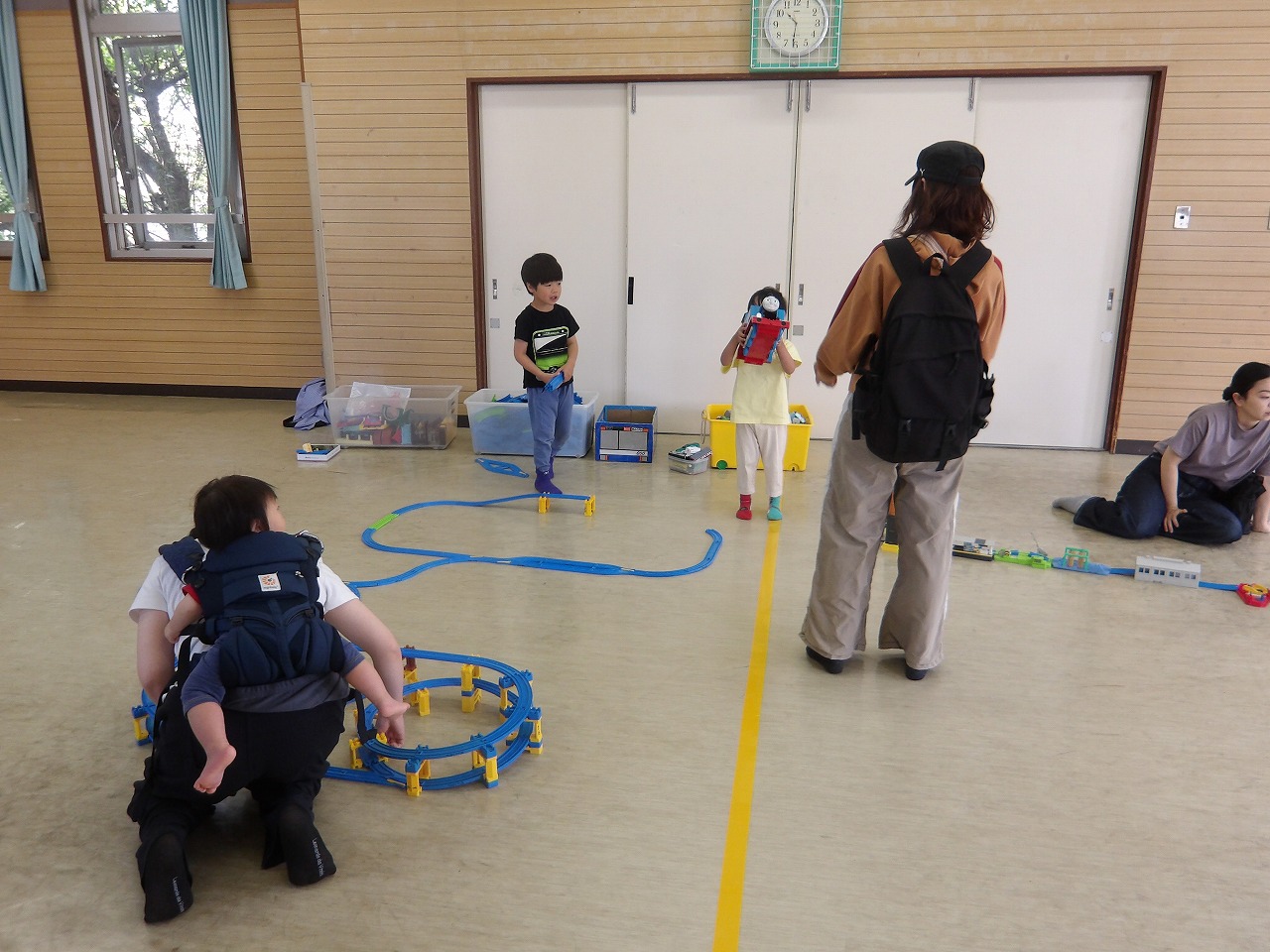 プラ電車を走らせている幼児の様子
