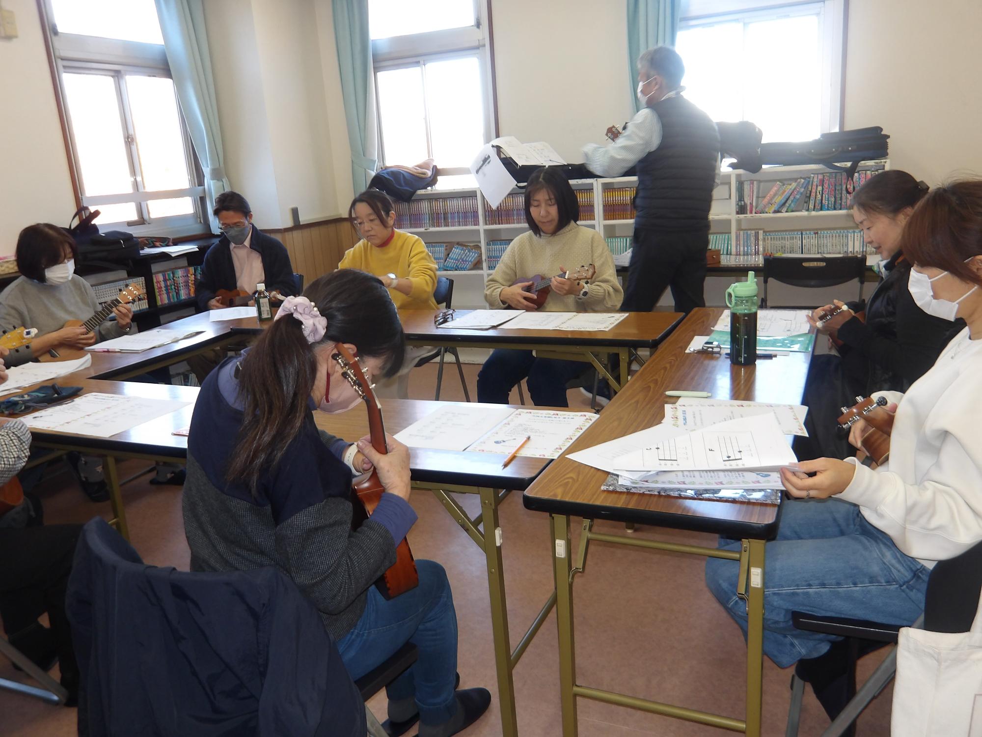 ウクレレ演奏をしている様子