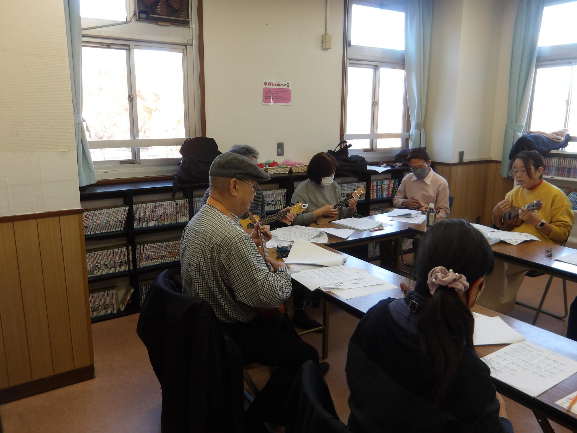 ウクレレ演奏をしている様子