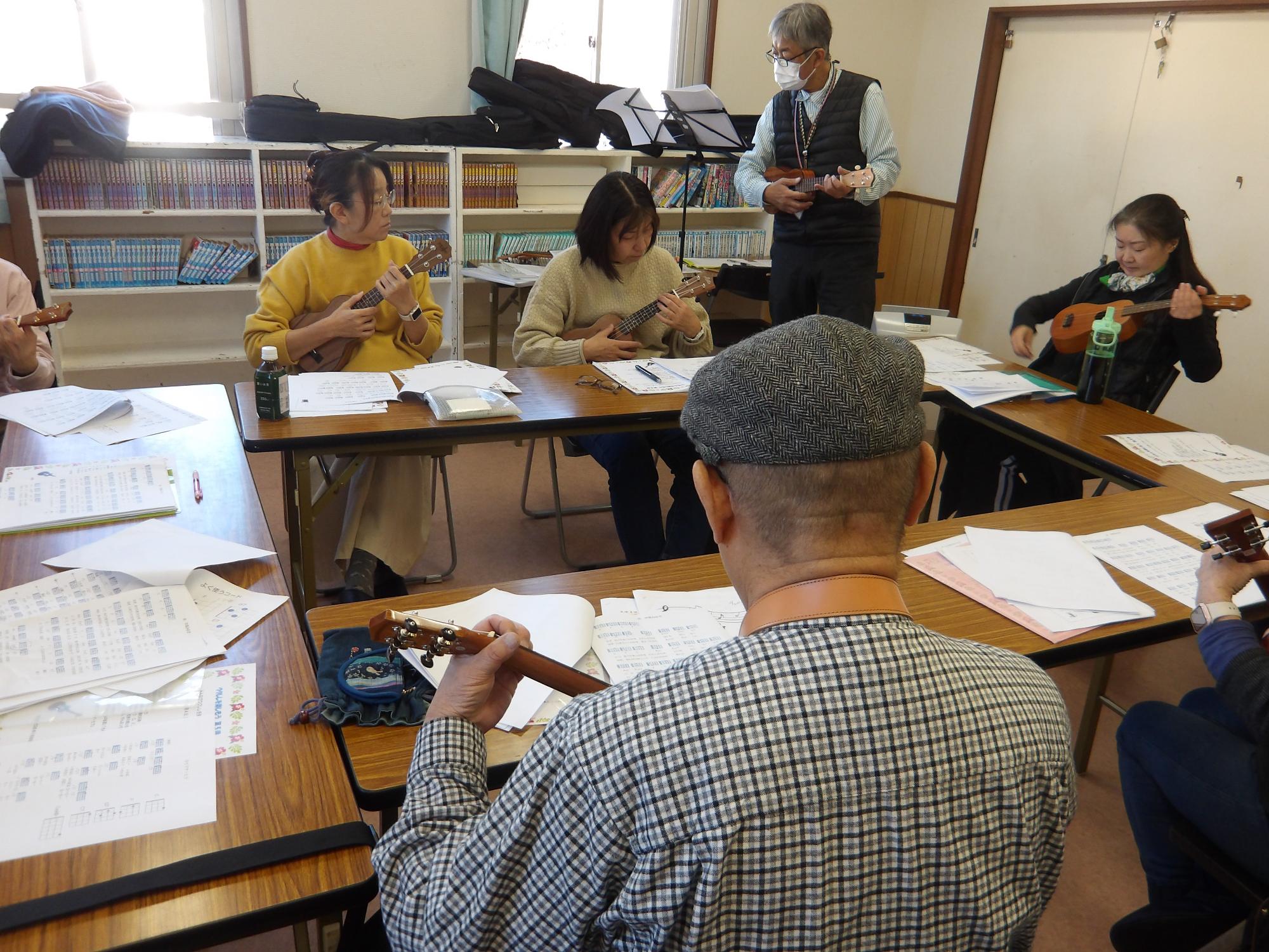 ウクレレ演奏をしている様子