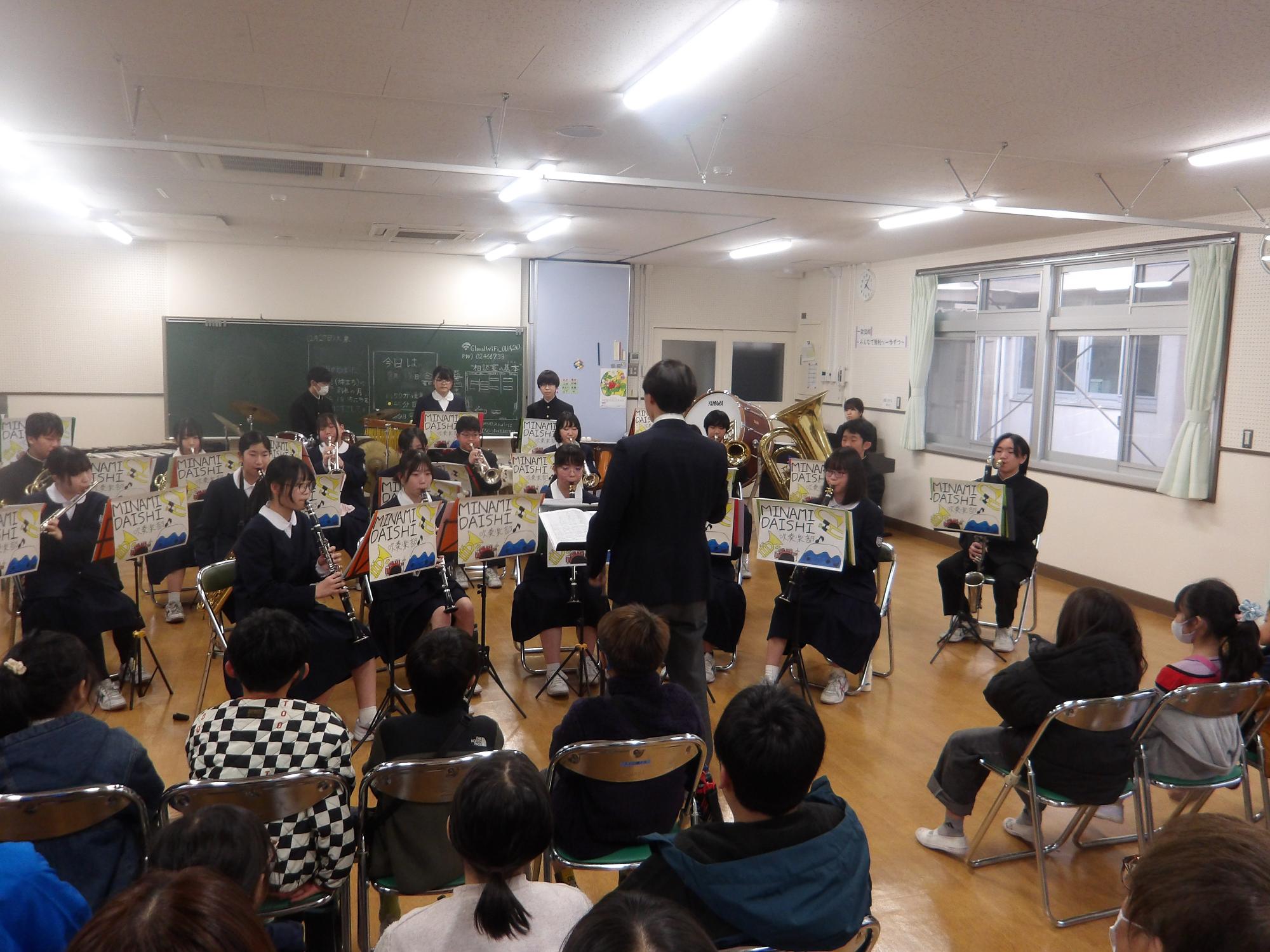 南大師中学校の吹奏楽部による演奏の様子の写真