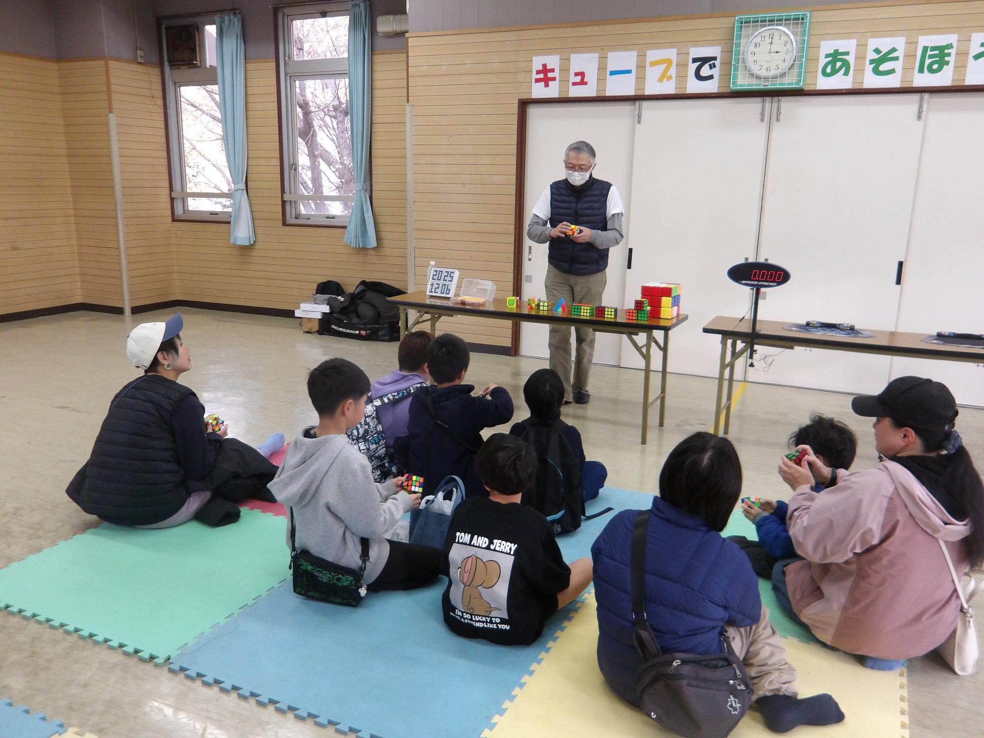 川崎キューブの方がキューブについて教えている様子