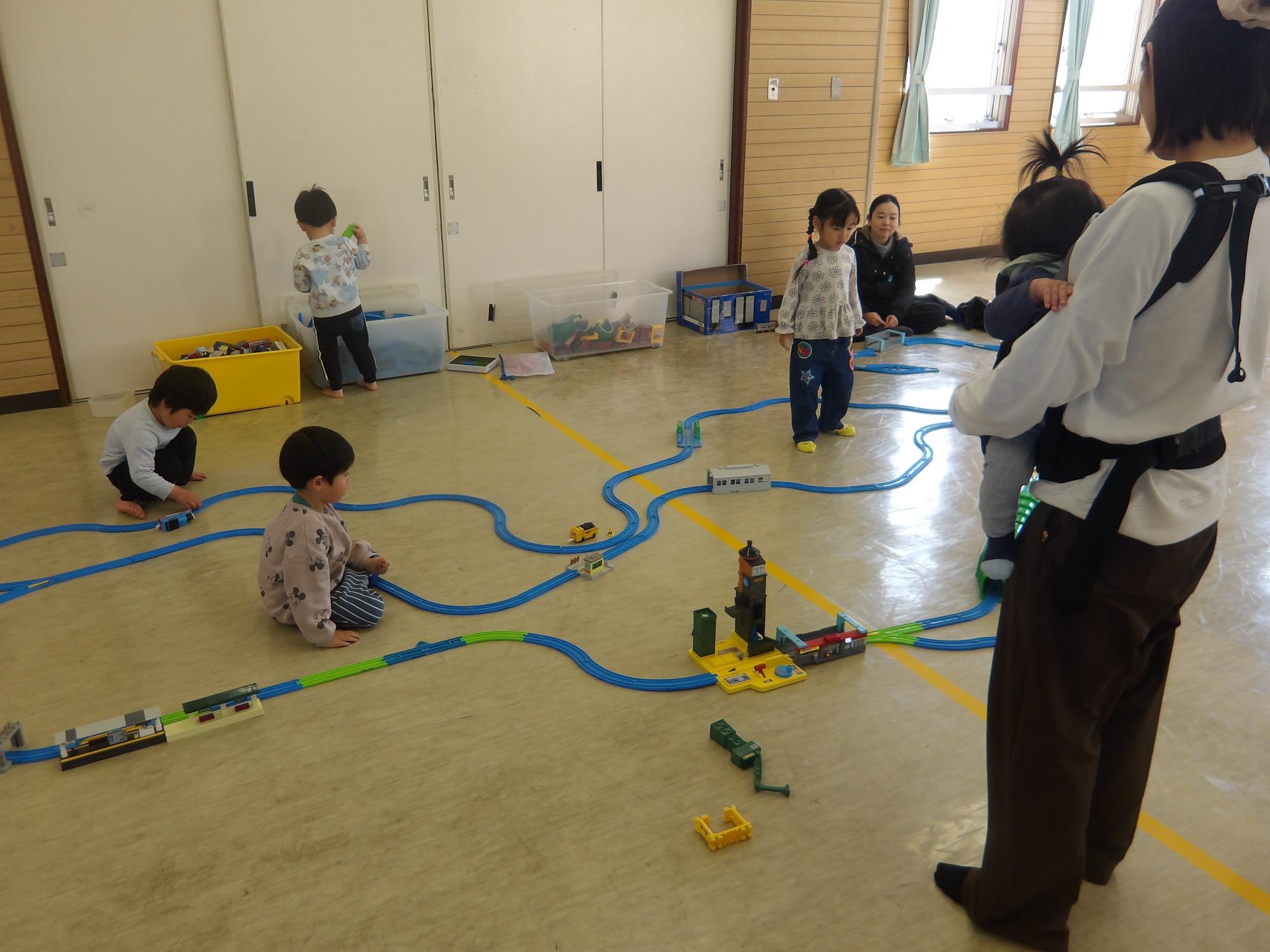 プラ電車を走らせている幼児の様子