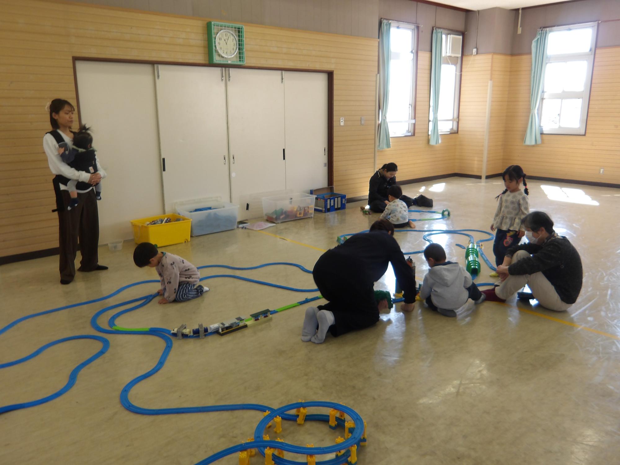 作った線路にトンネルや駅をくっつけている様子