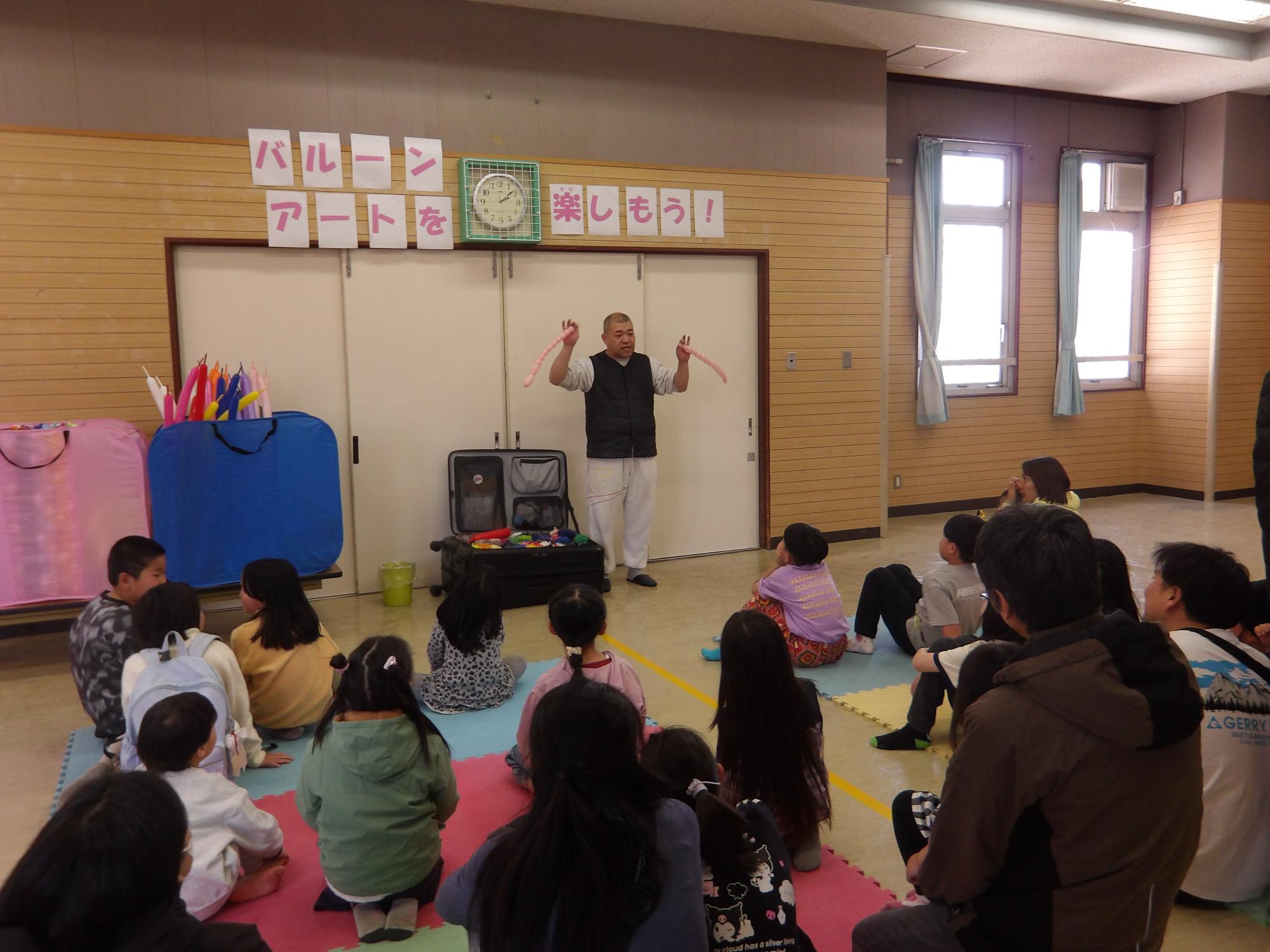 バルーン名人がバルーンアートを披露してくれている様子