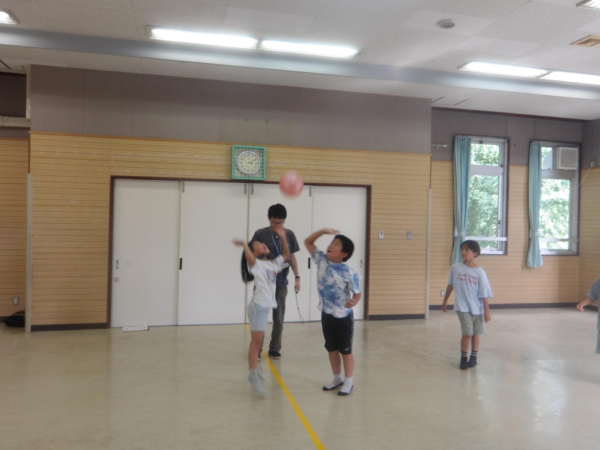 ドッジボールを楽しむ小学生児童の様子の写真