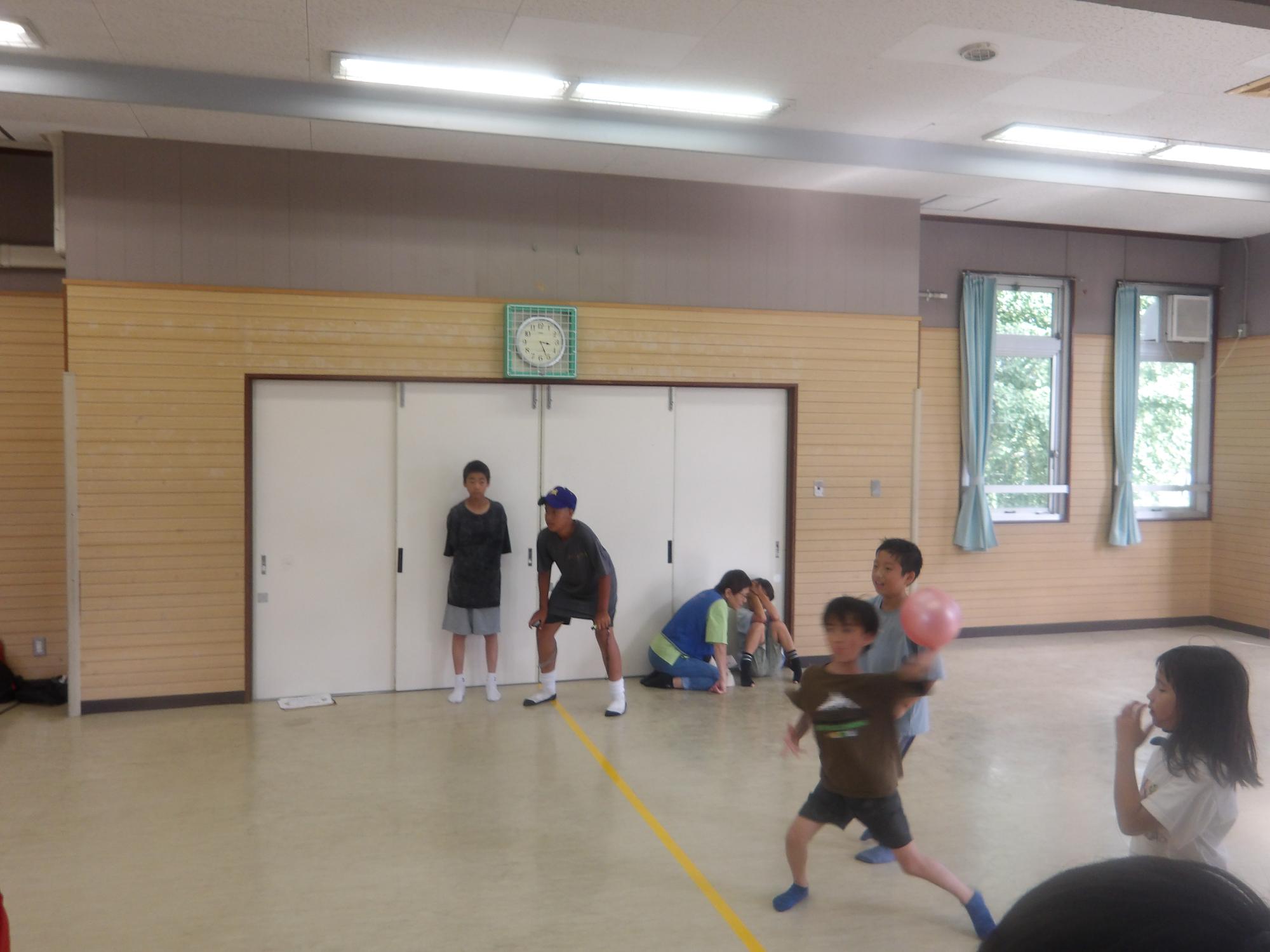 ドッジボールを楽しむ小学生児童の様子の写真