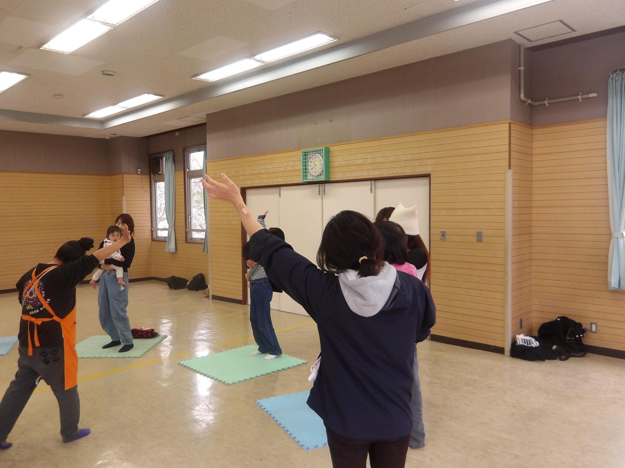 リズム遊びをするAndyさんと幼児親子の様子