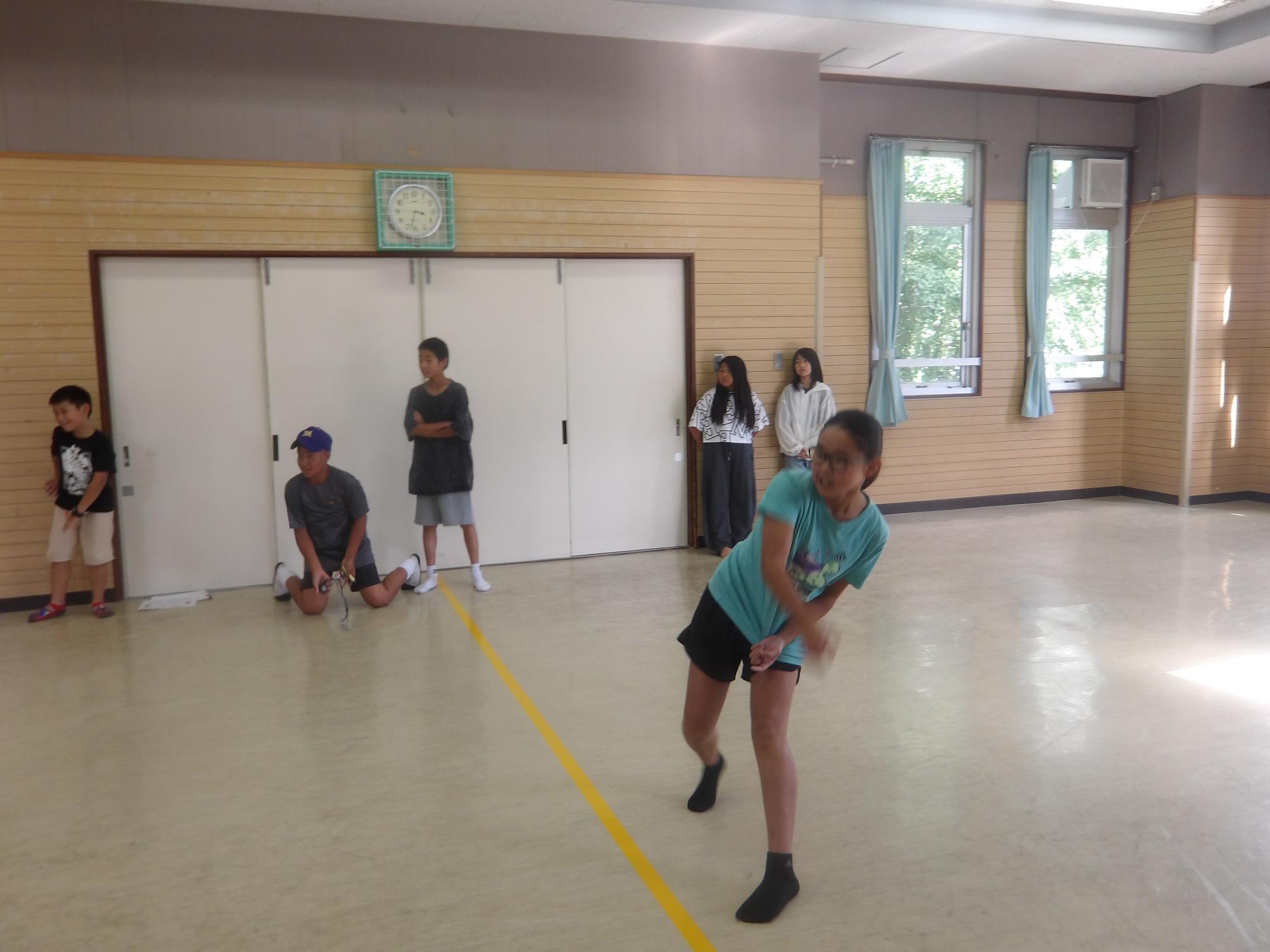 ドッジボールを楽しむ小学生児童の様子の写真