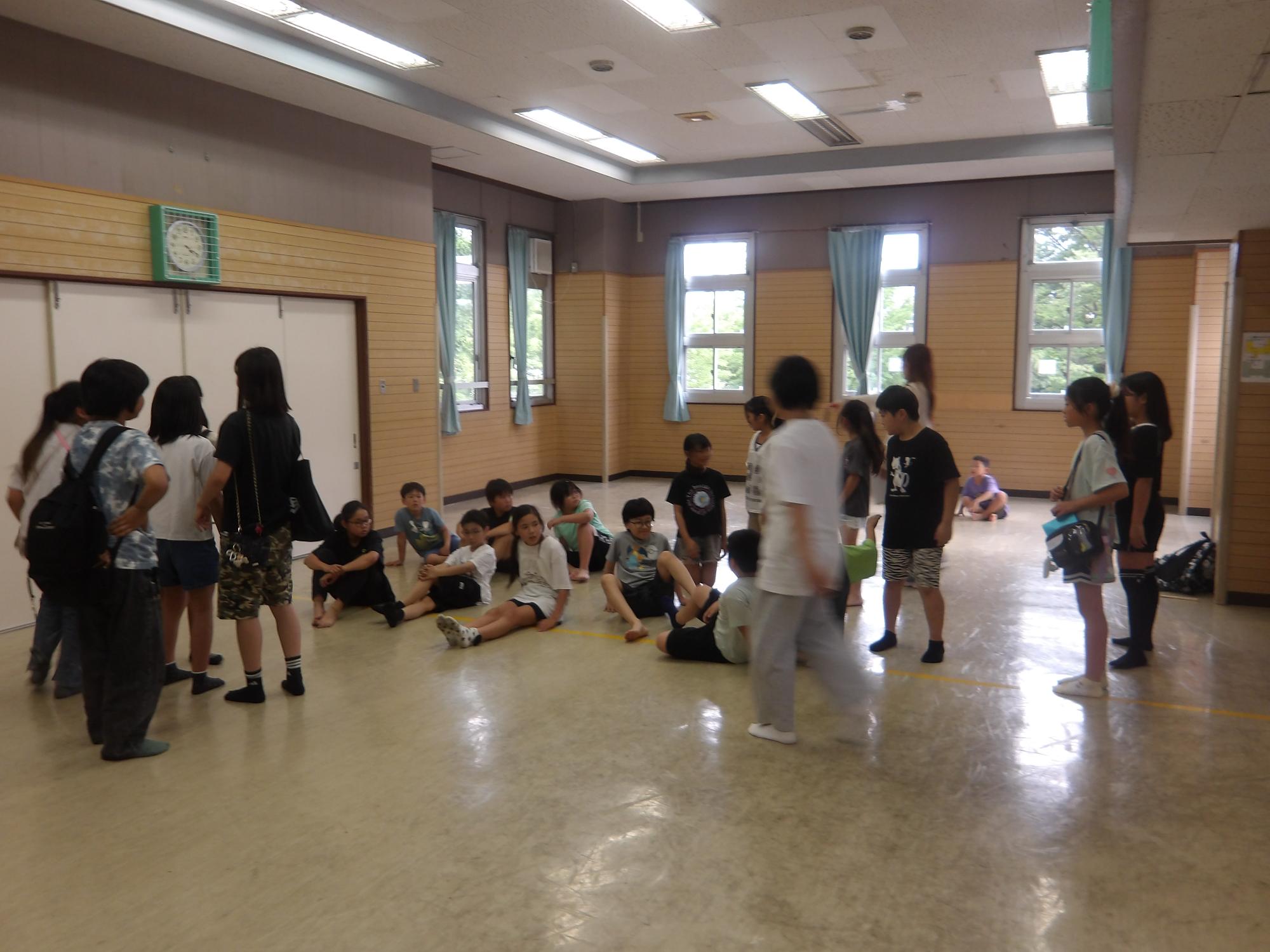 ドッジボールを楽しむ小学生児童の様子の写真