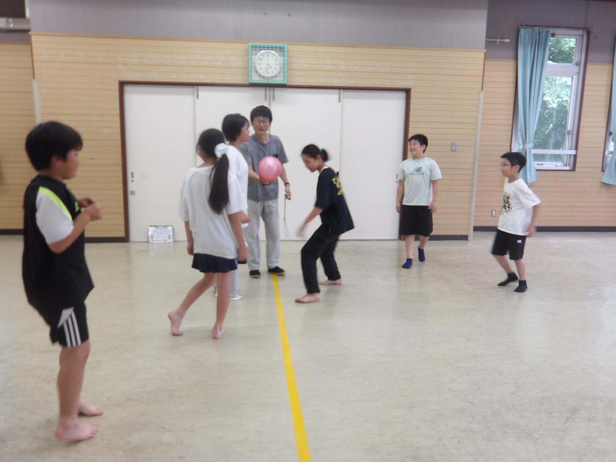 ドッジボールを楽しむ小学生児童の様子の写真