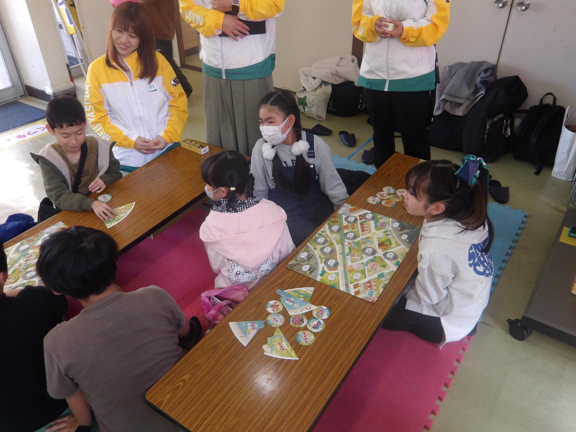 ボードゲームをする小学生の様子
