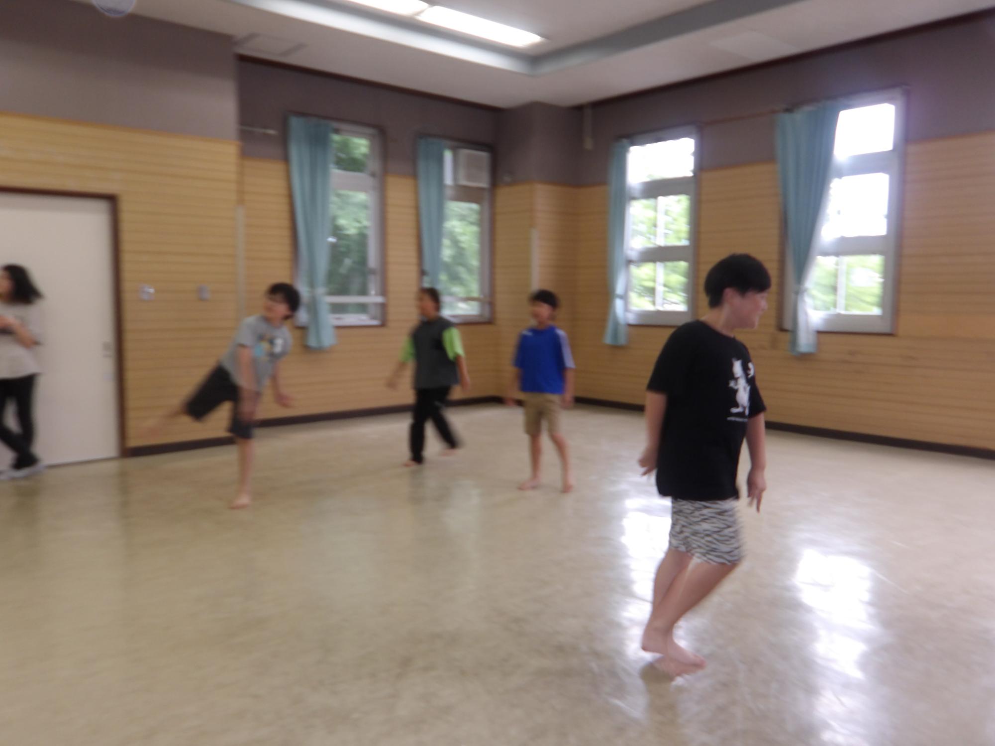 ドッジボールを楽しむ小学生児童の様子の写真