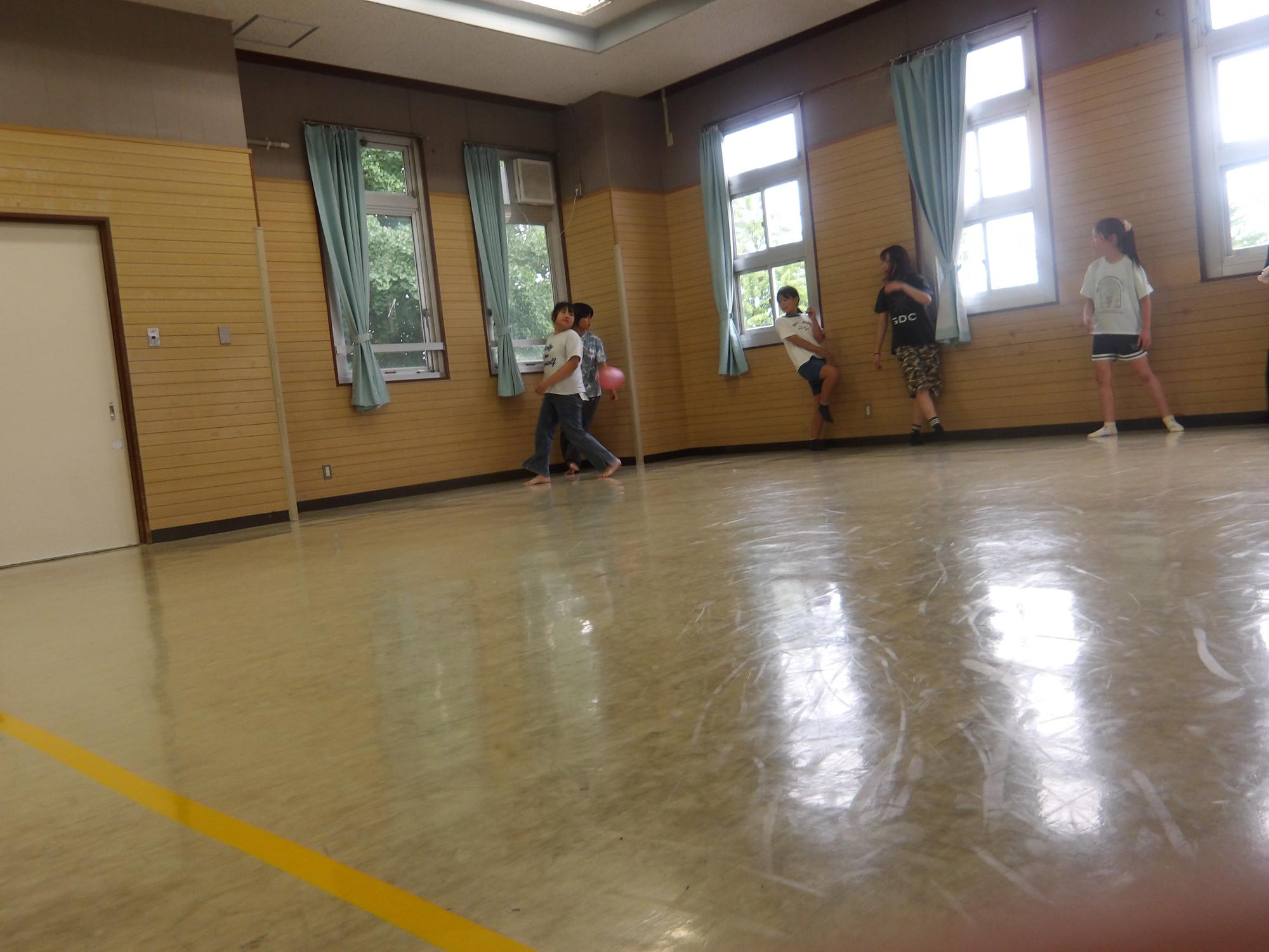 ドッジボールを楽しむ小学生児童の様子の写真