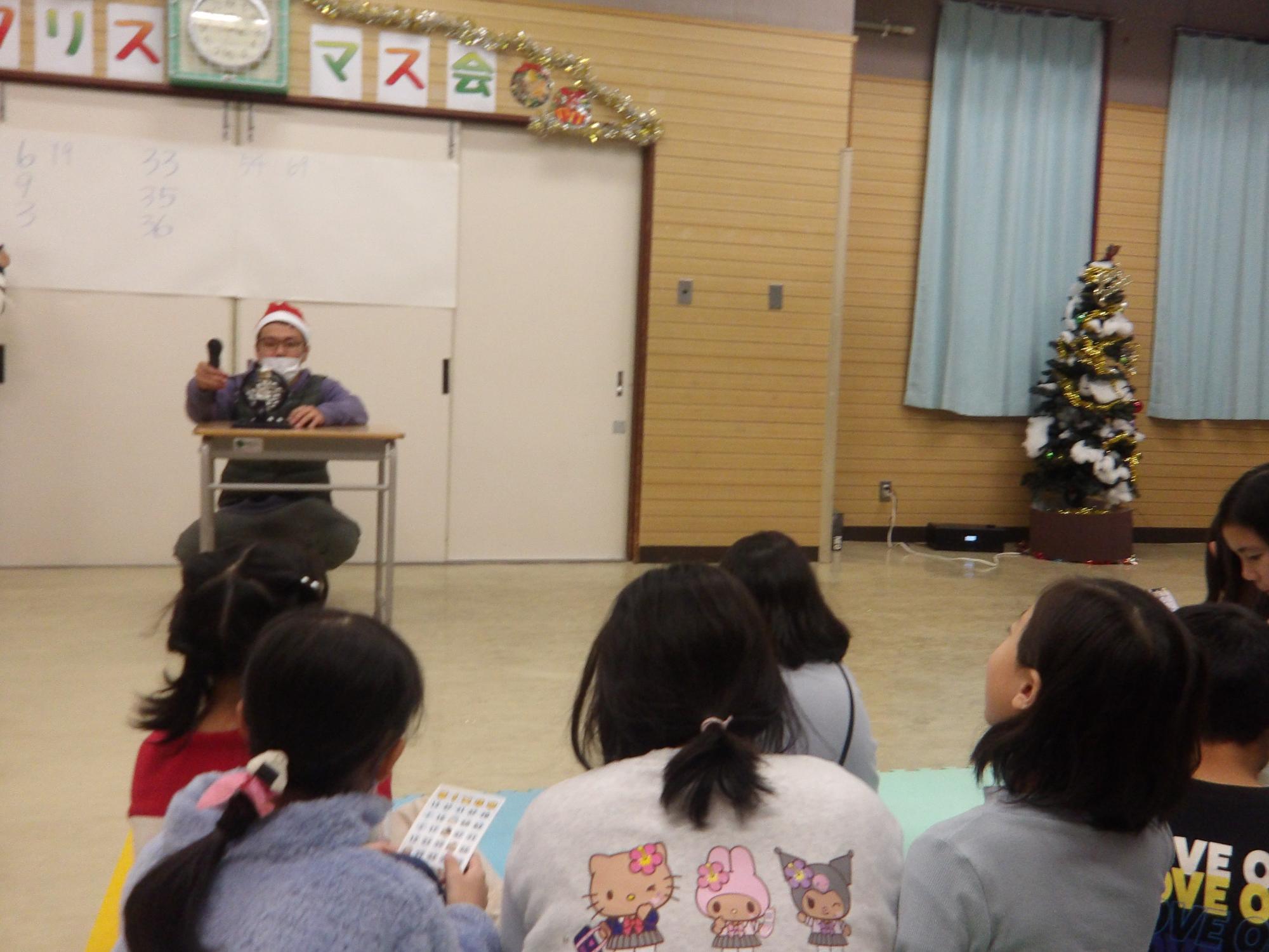 クリスマス会でビンゴを楽しむこどもたちの様子