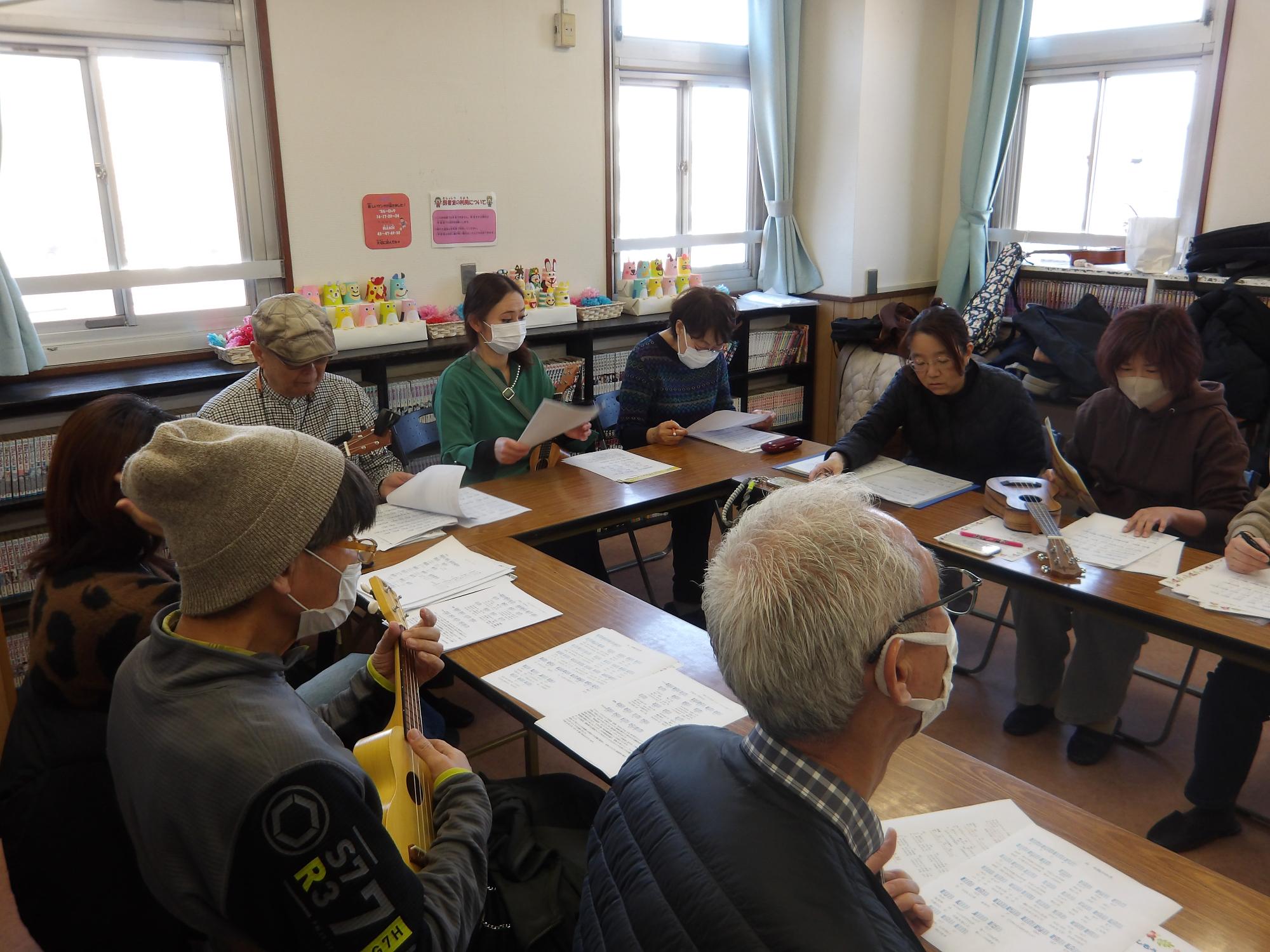 新しい曲に挑戦する参加者たちの様子