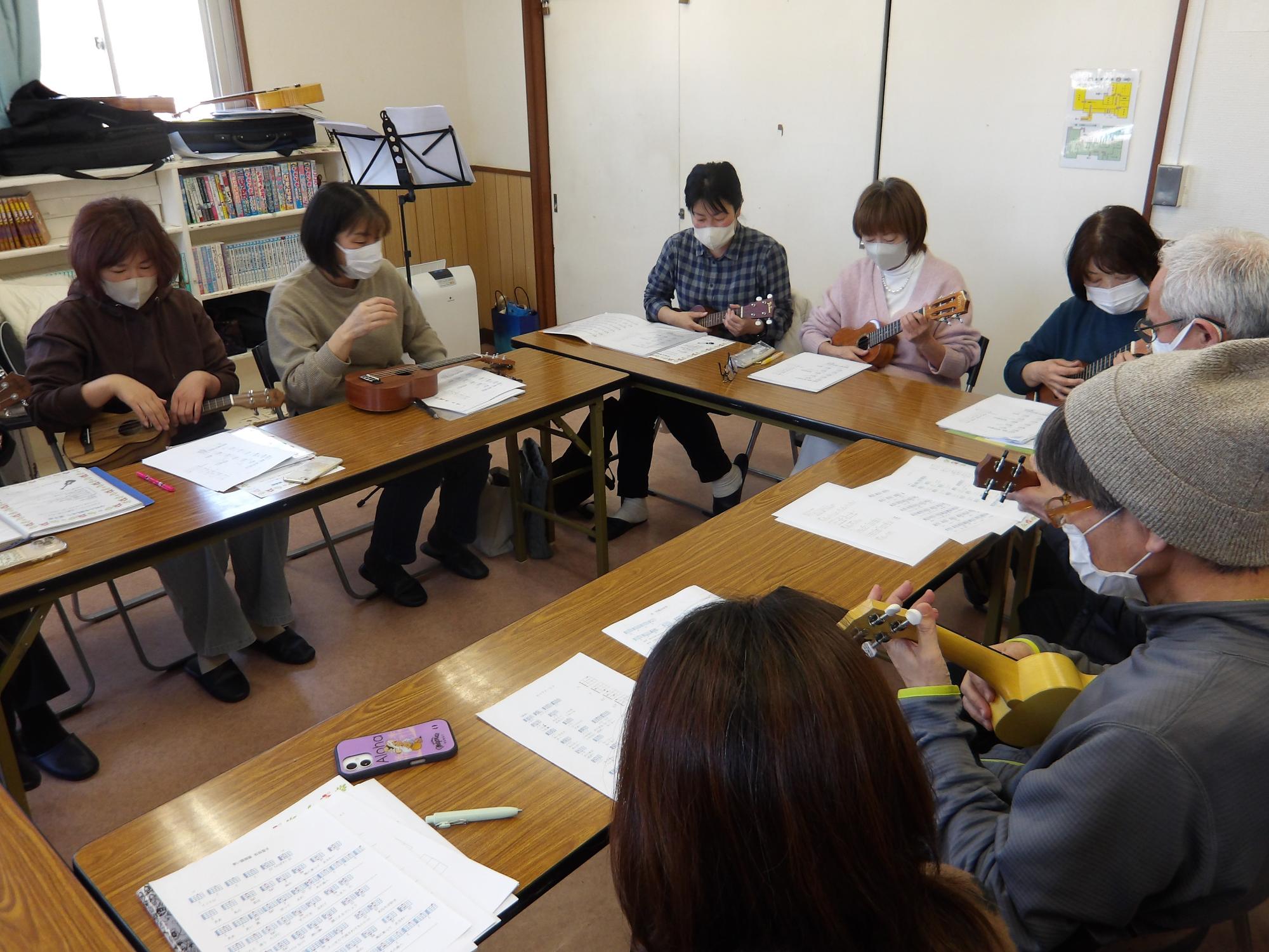 新しい曲を演奏する地域住民の様子