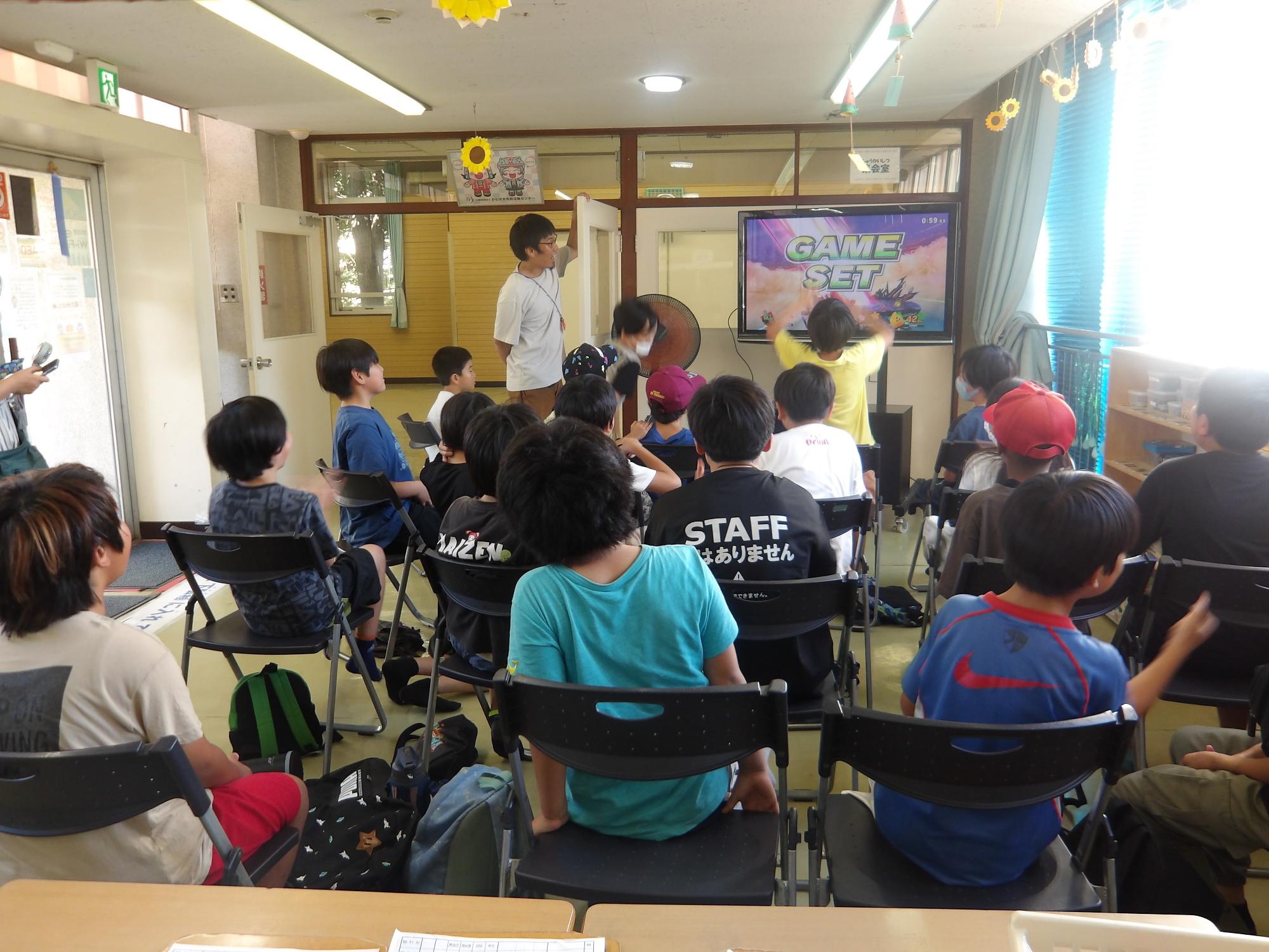 ゲーム大会。他試合を見学している様子