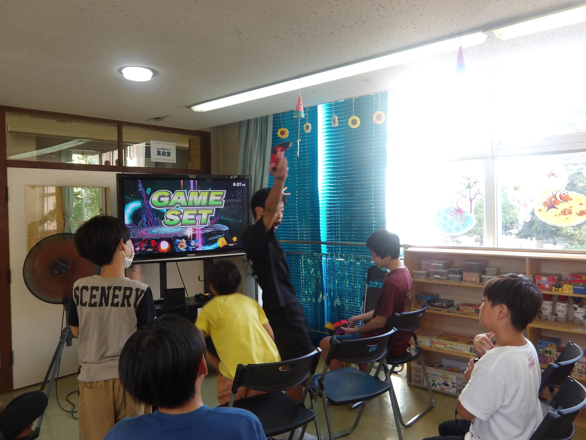 ゲーム大会で優勝して喜んでいる様子