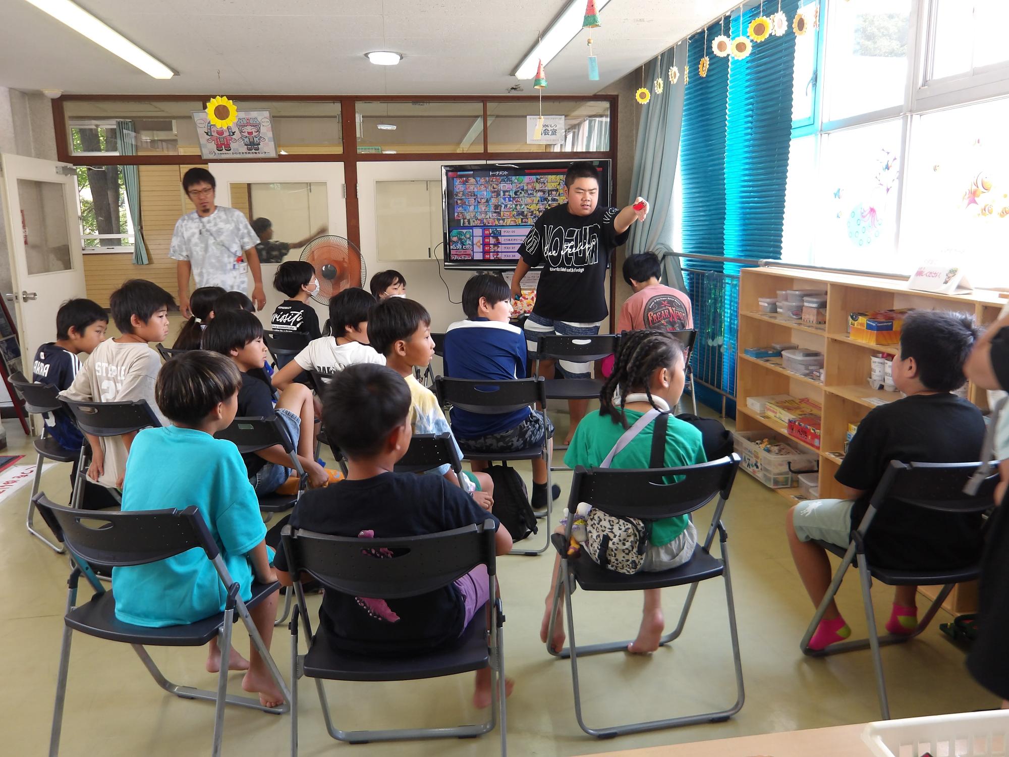 中学生を中心にゲームの対戦順を決めている写真