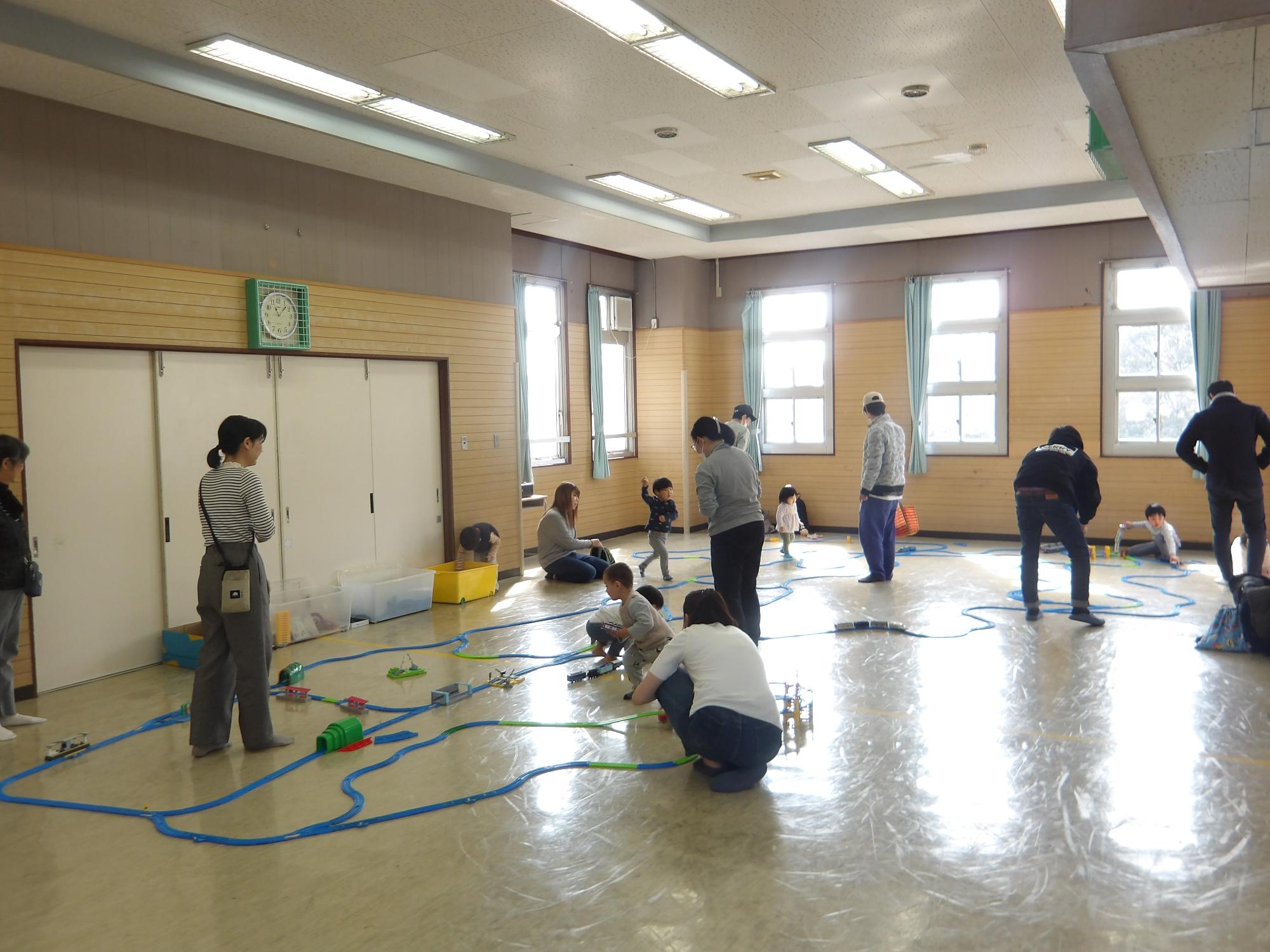 「プラ電車で遊ぼう‼」に参加する乳幼児親子たちの写真