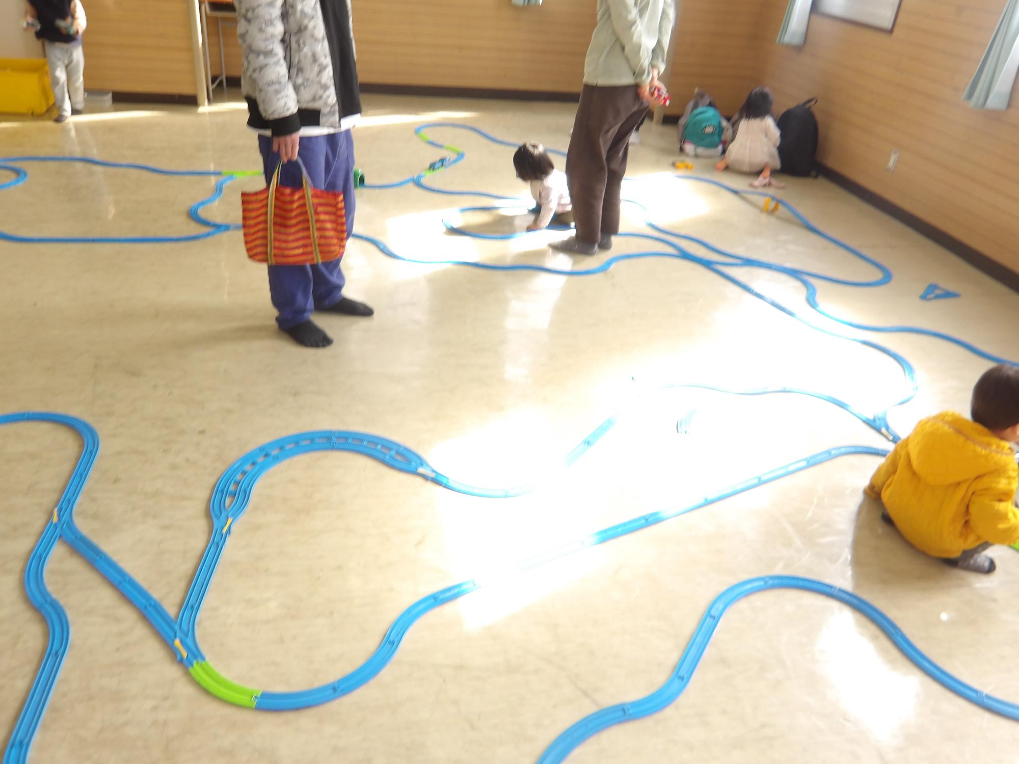 おうちの人たちとつくった大きな線路の写真