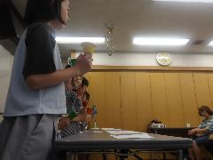 ハンドベルクラブが発表している様子の写真