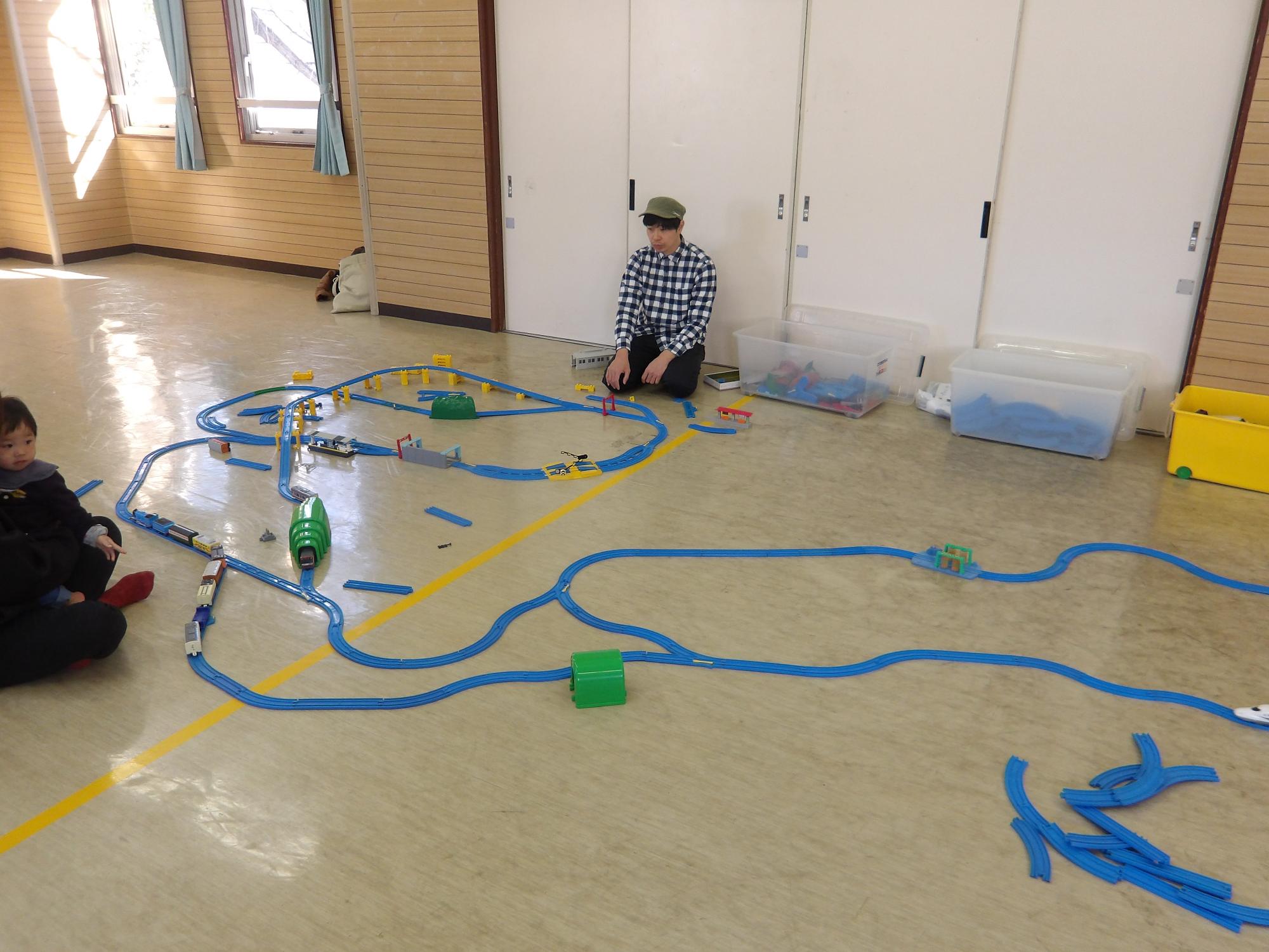 みんなでつくった大きな線路の写真