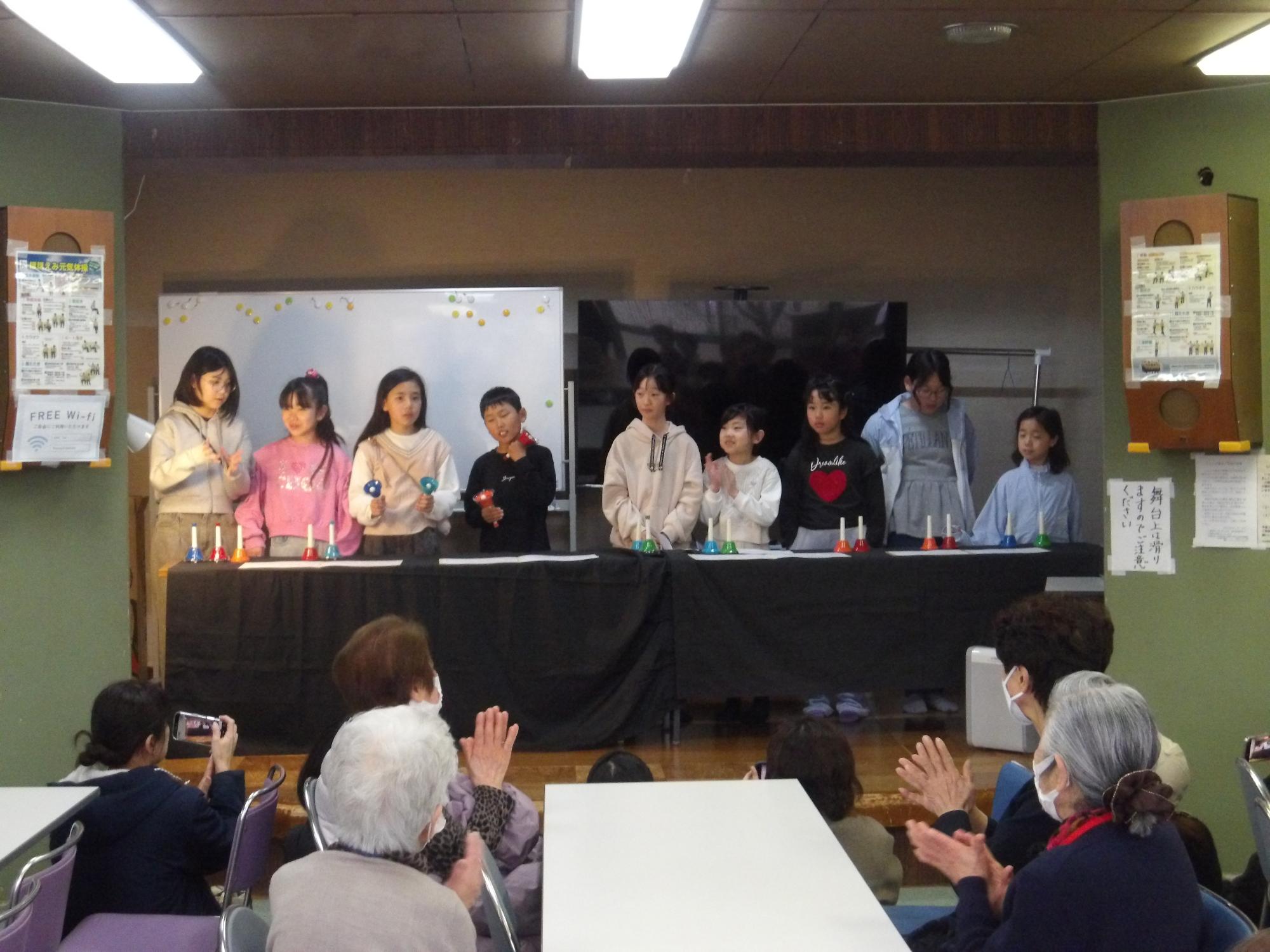 ふれあい発表会で演奏をするハンドベルクラブの様子