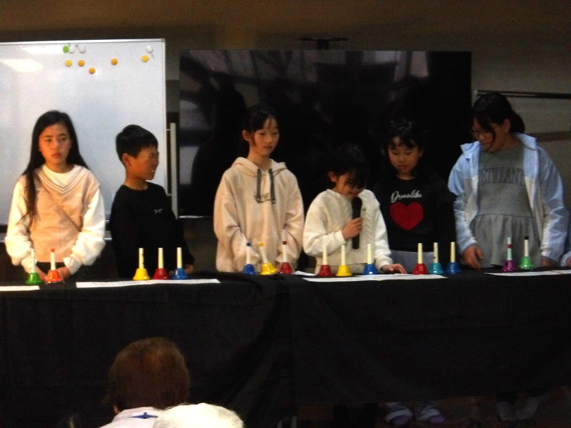 発表会で演奏する曲紹介をしている児童の様子