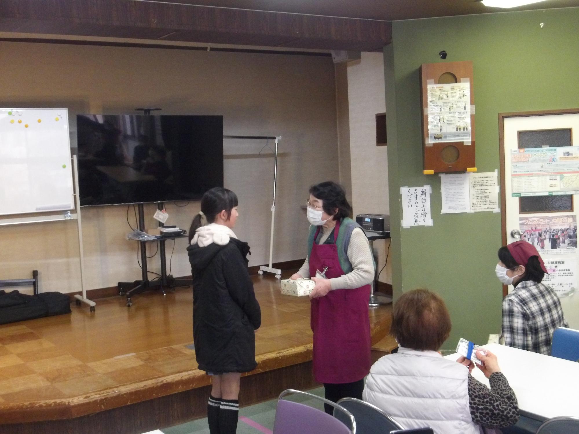 発表を頑張った子どもたちに、プレゼントが渡される様子