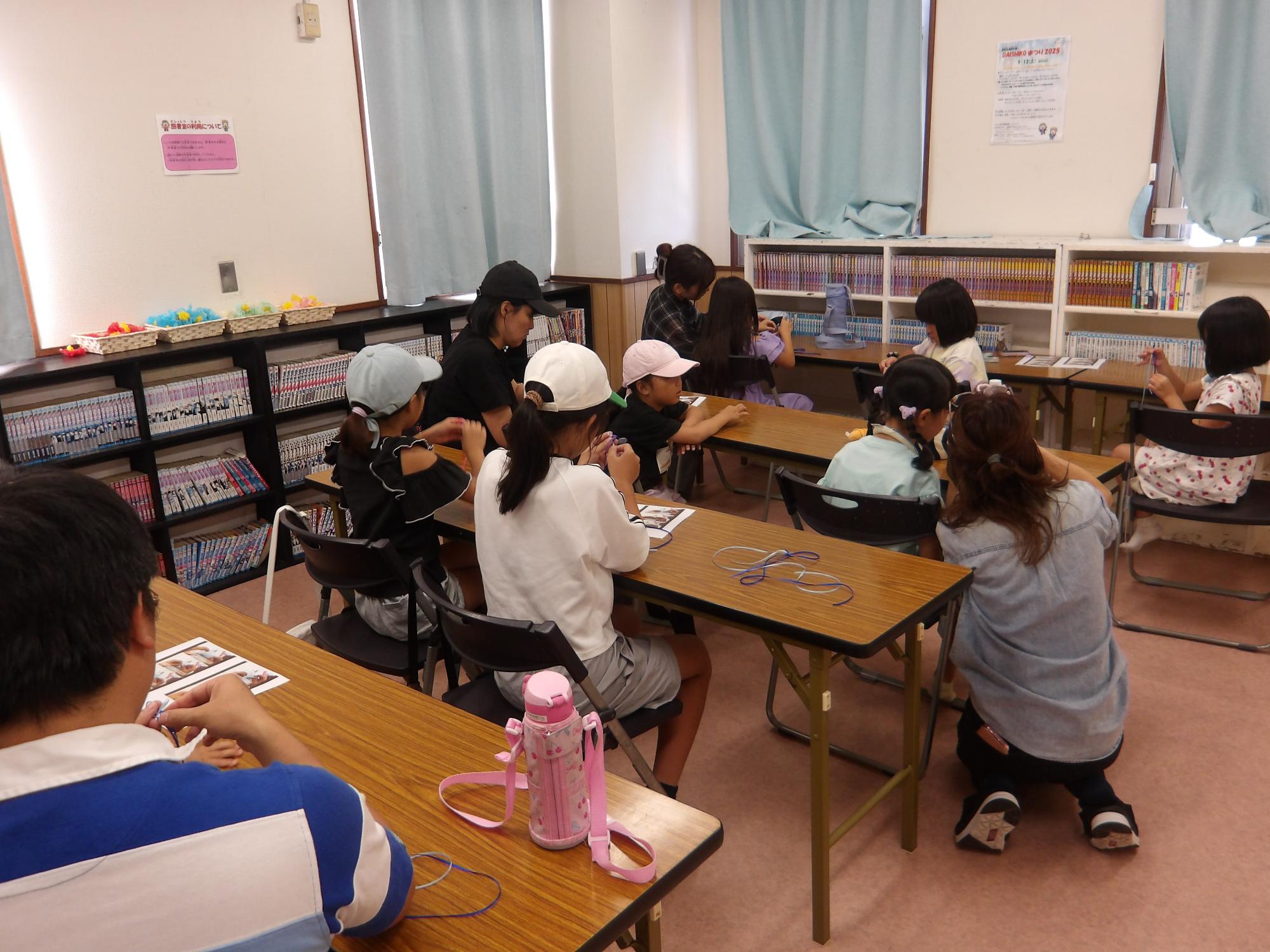 ハワイアンストラップを作っている様子