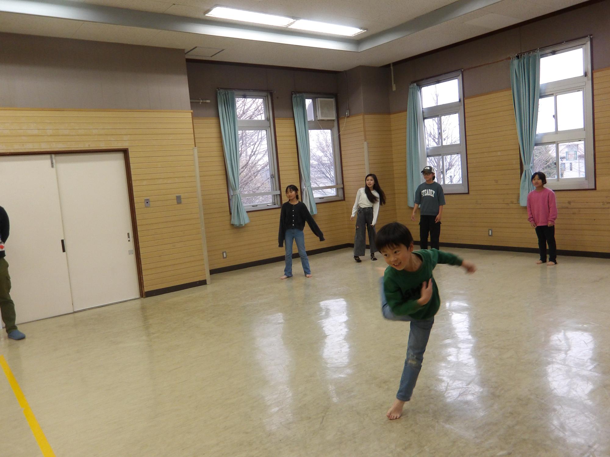 ドッジボールタイムでボールを投げる低学年の部の参加者