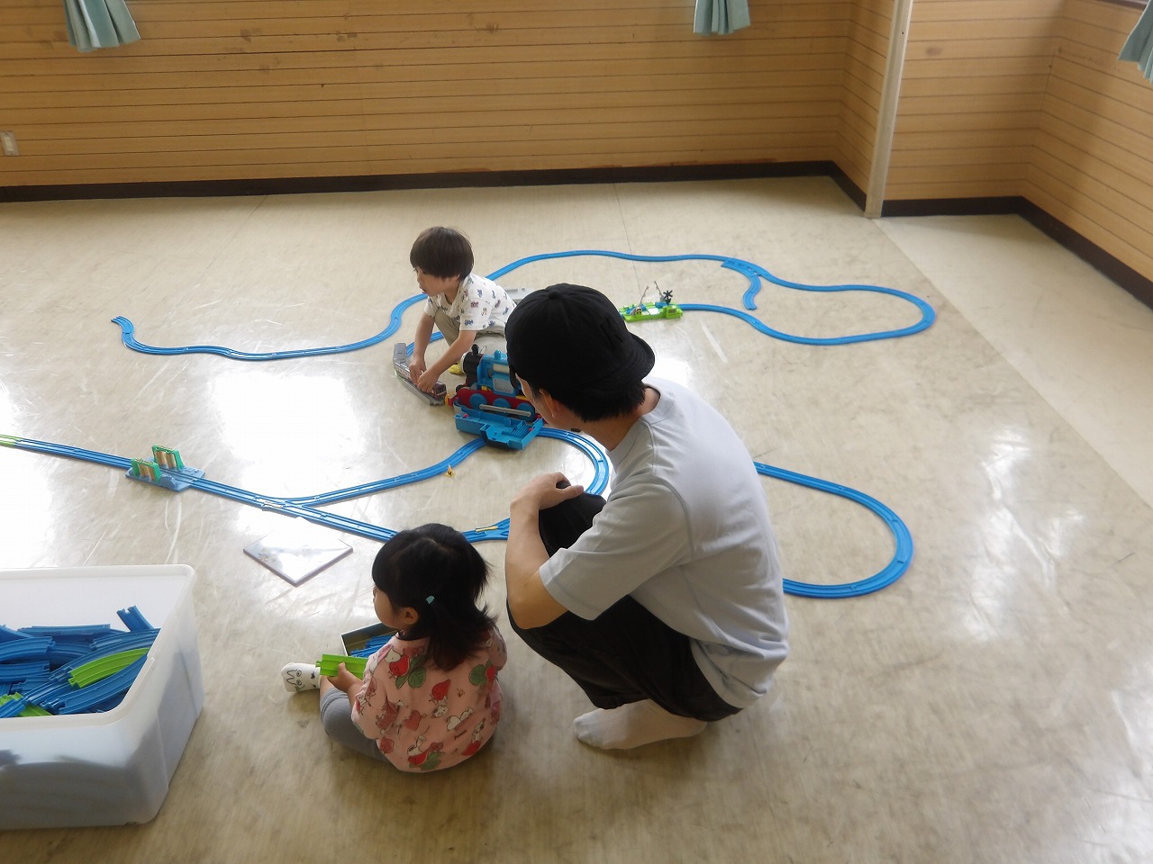 プラ電車を走らせている幼児の様子