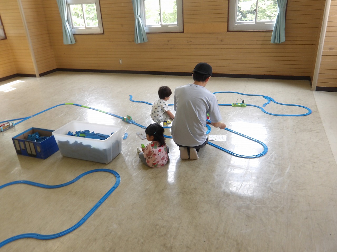 プラ電車を走らせている幼児の様子