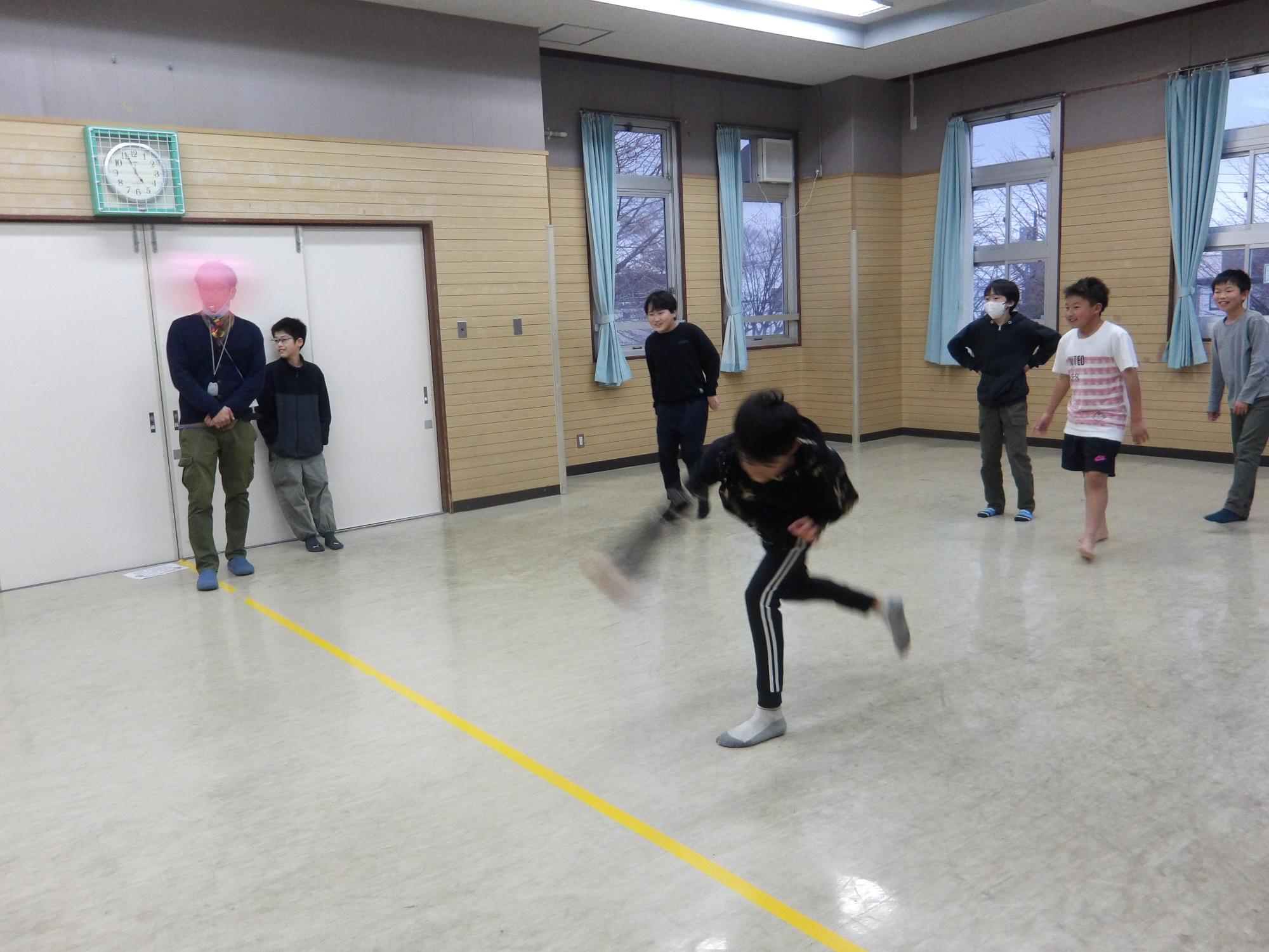 ドッジボールタイムでボールを投げる高学年の部の参加者