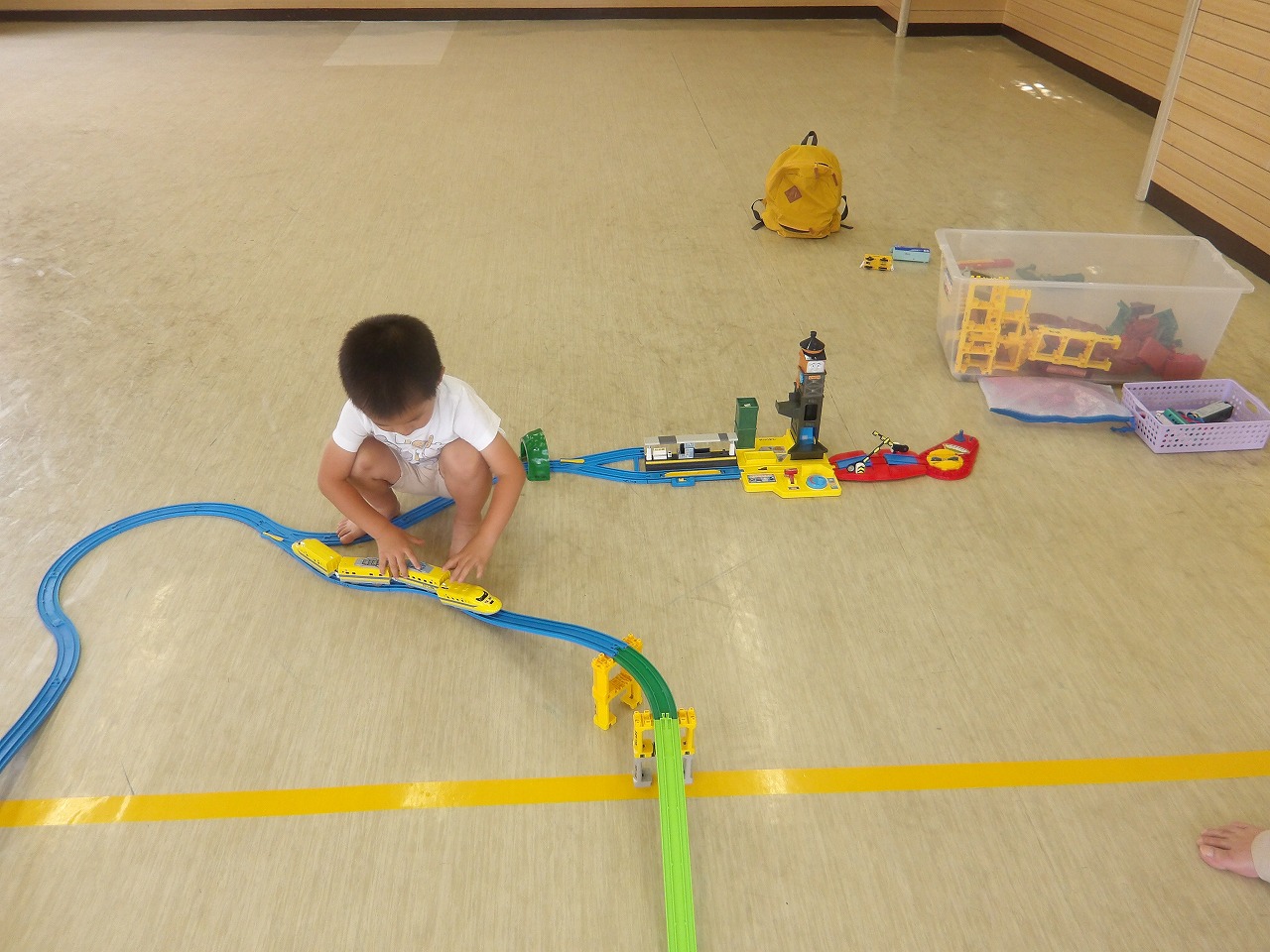 プラ電車を走らせている幼児の様子