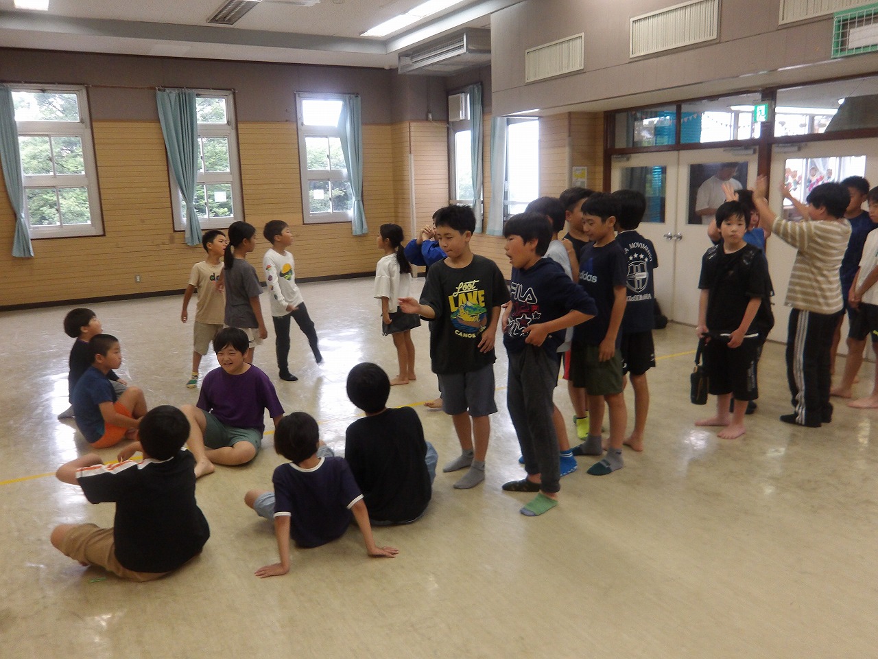 ドッジボールタイムに参加する小学生が集まって、説明を受けている様子