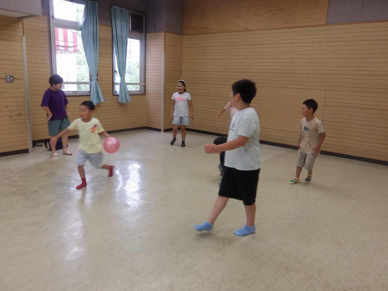 ドッジボールタイム第1部に参加する小学生の写真