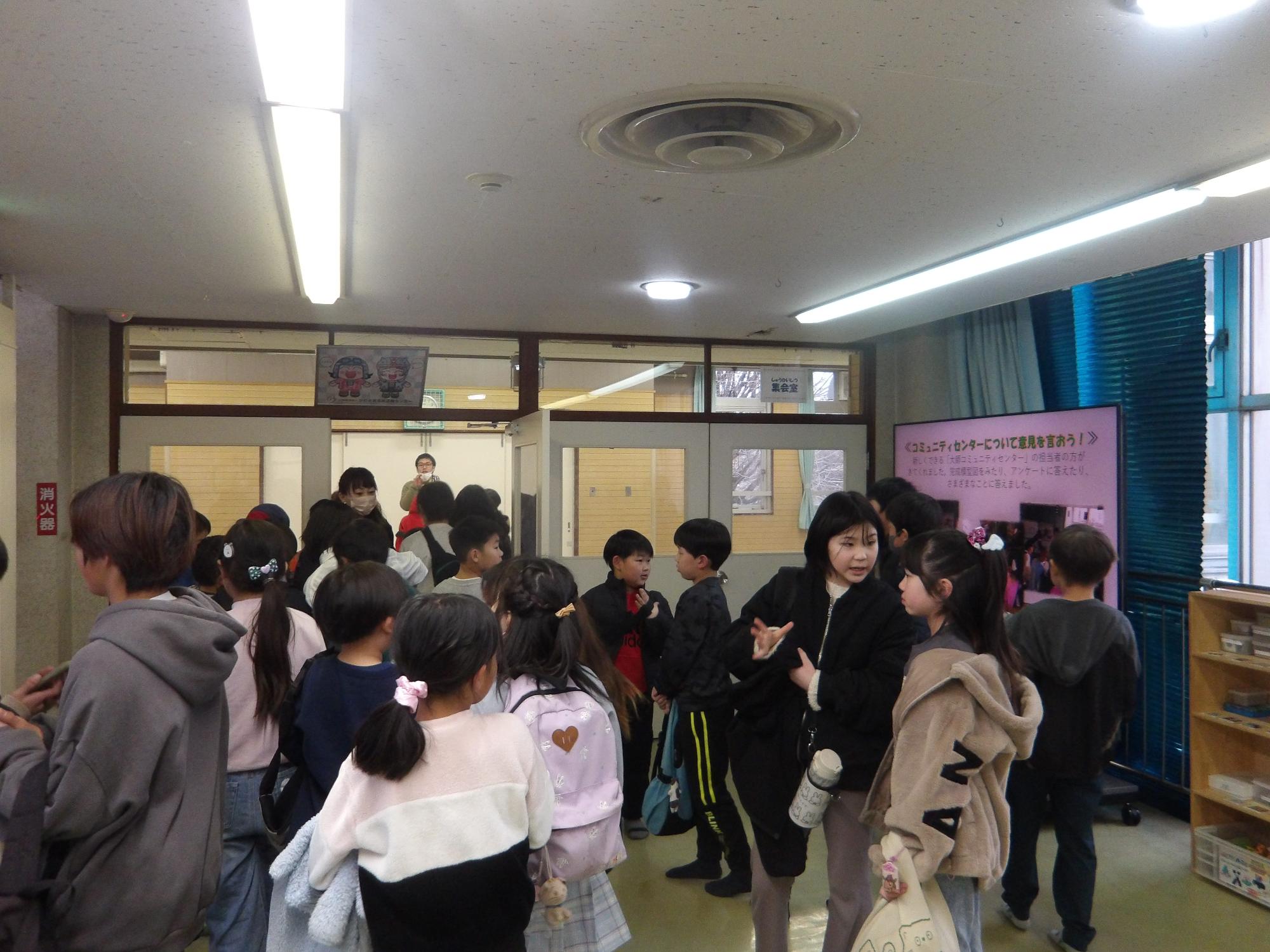 ドッジボールタイムの参加者が集まっている様子の写真