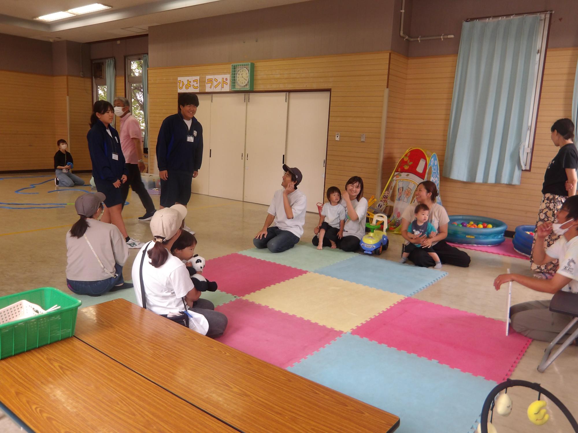 幼児親子と交流する中学生の様子