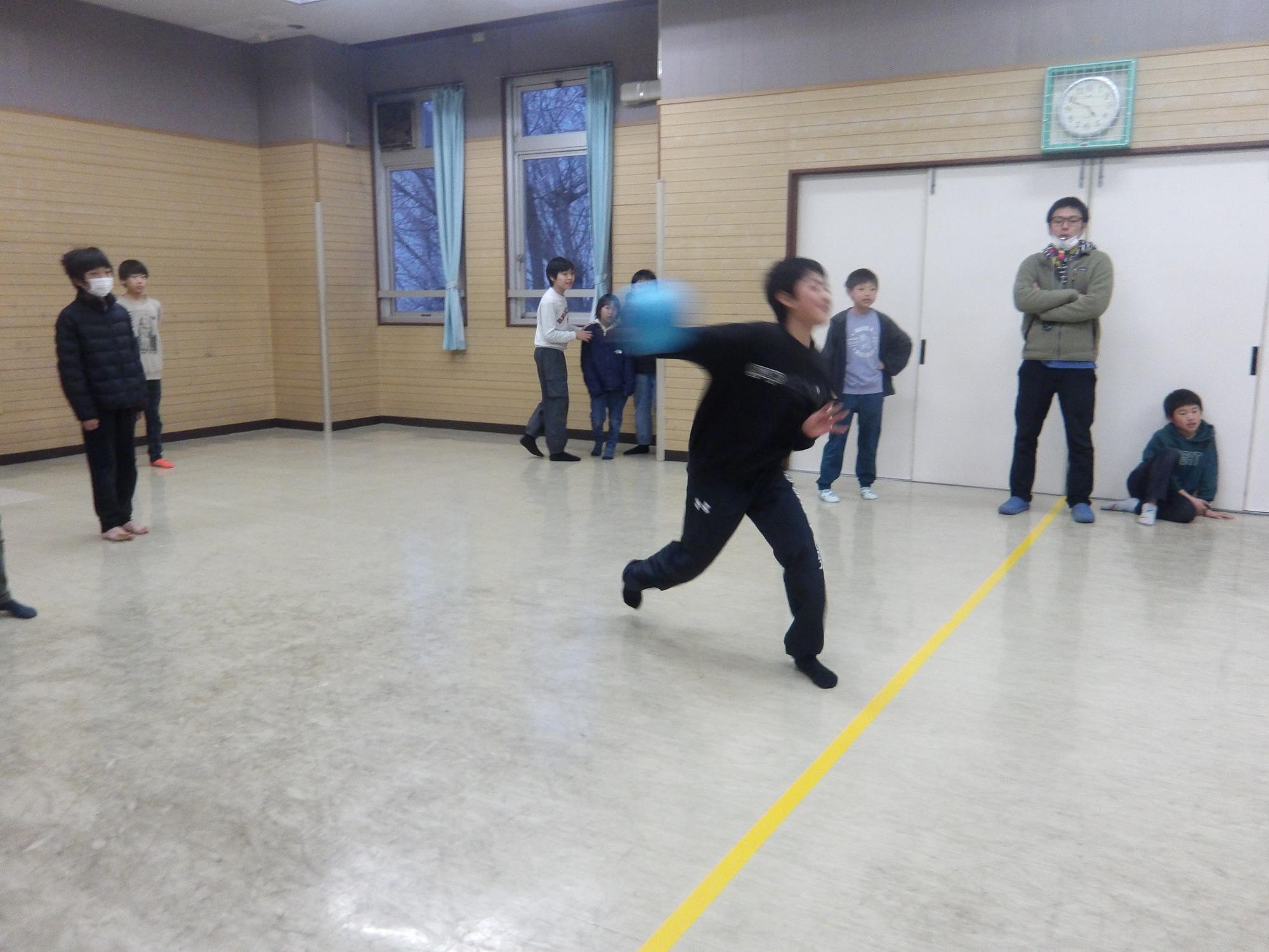 ドッジボールを楽しむ小学校高学年児童の様子の写真