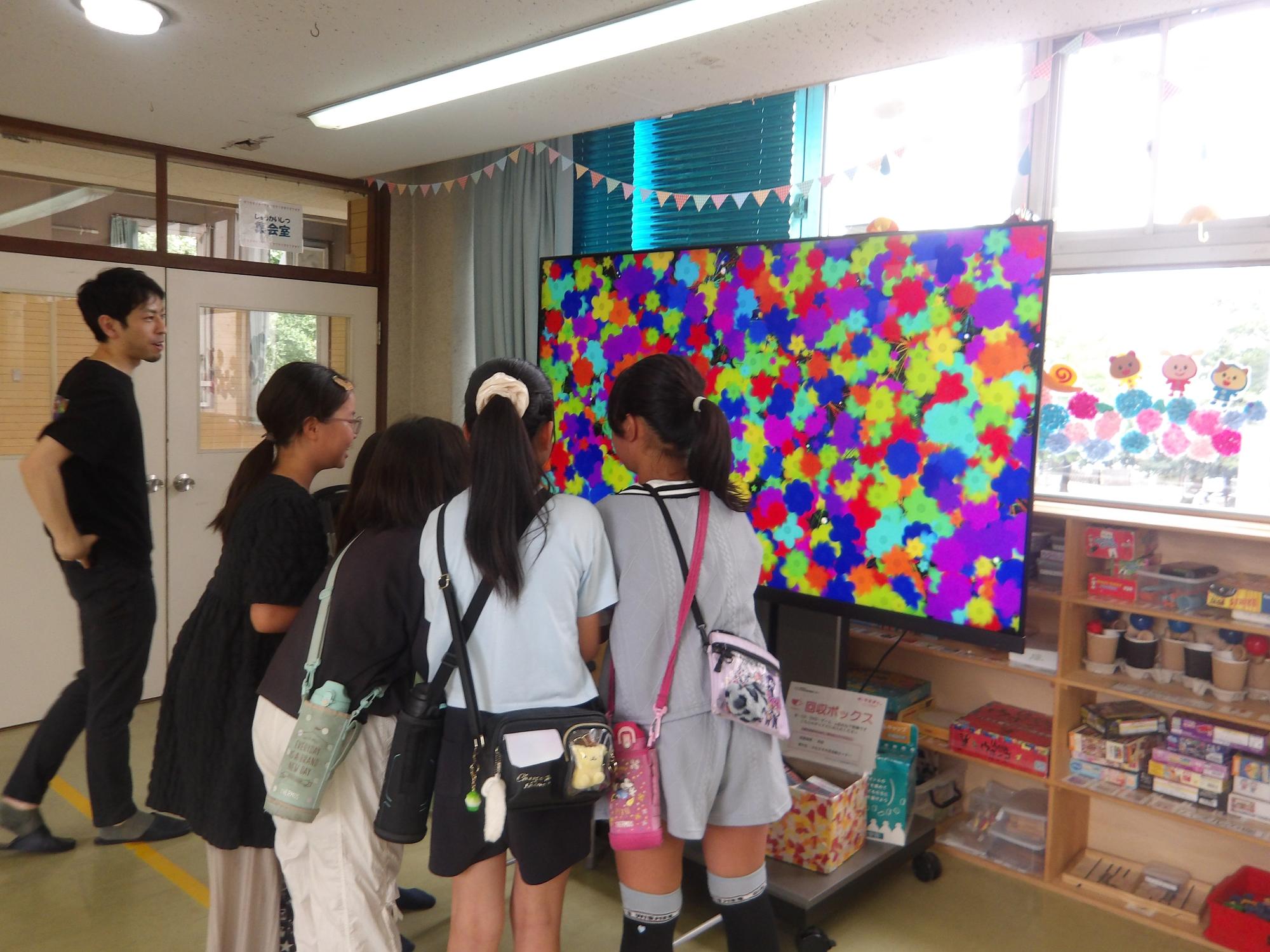 デジタルアート体験をする小学生の写真