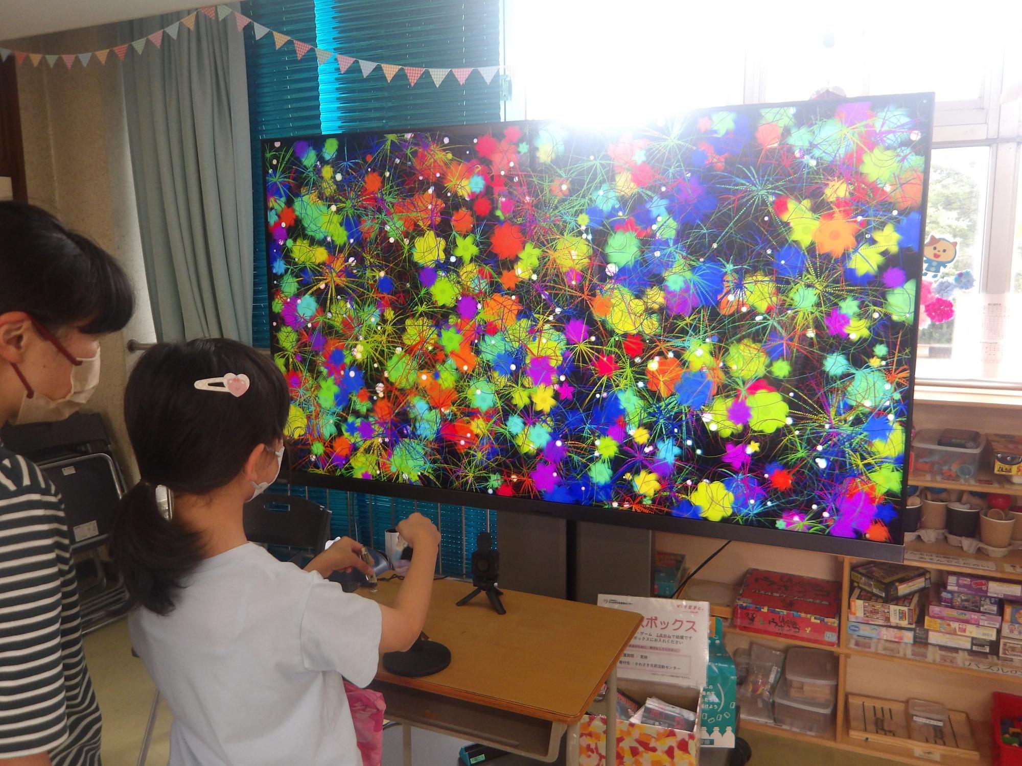 デジタルアート体験をする小学生の写真