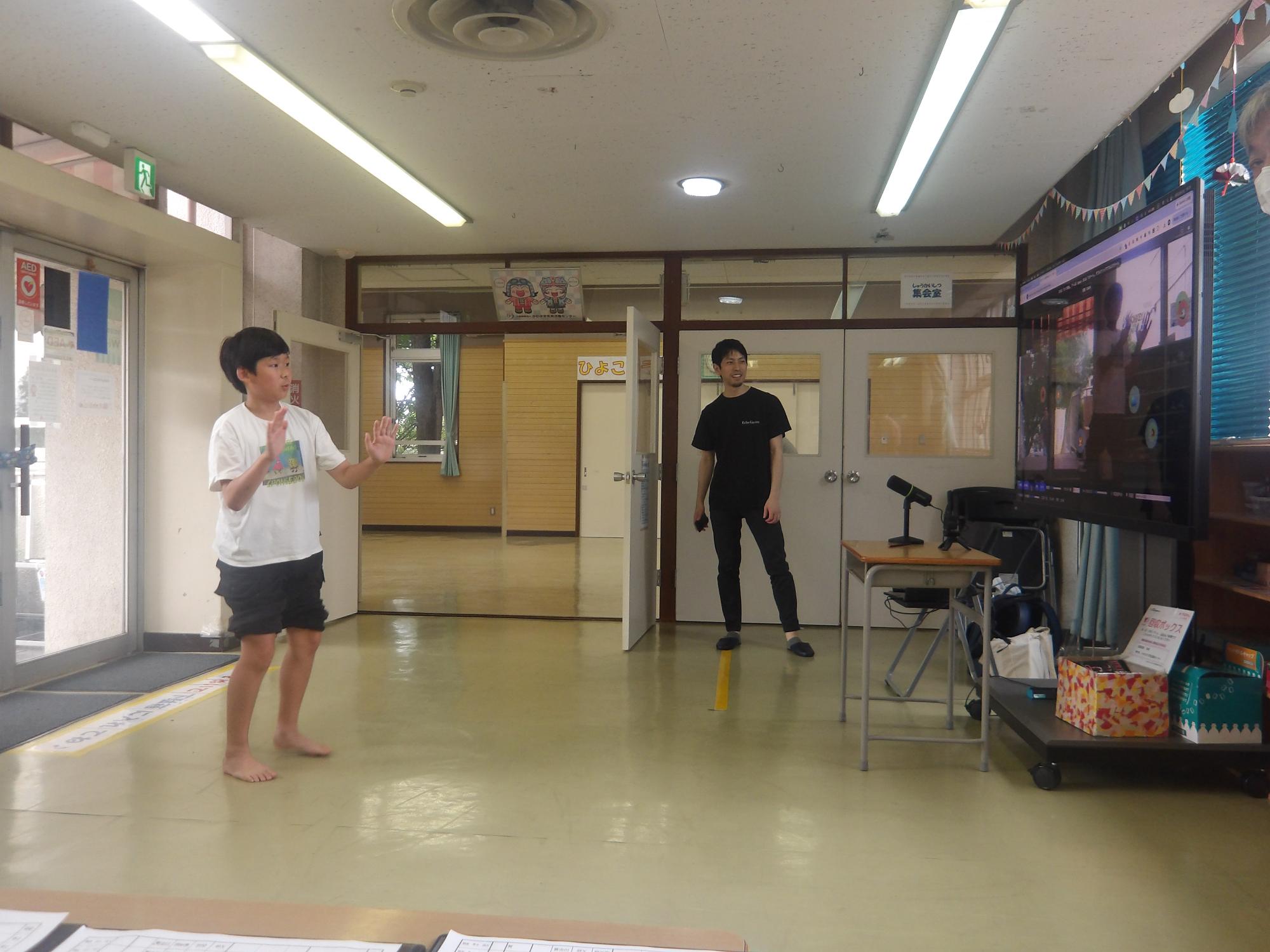 デジタルアート体験をする小学生の写真
