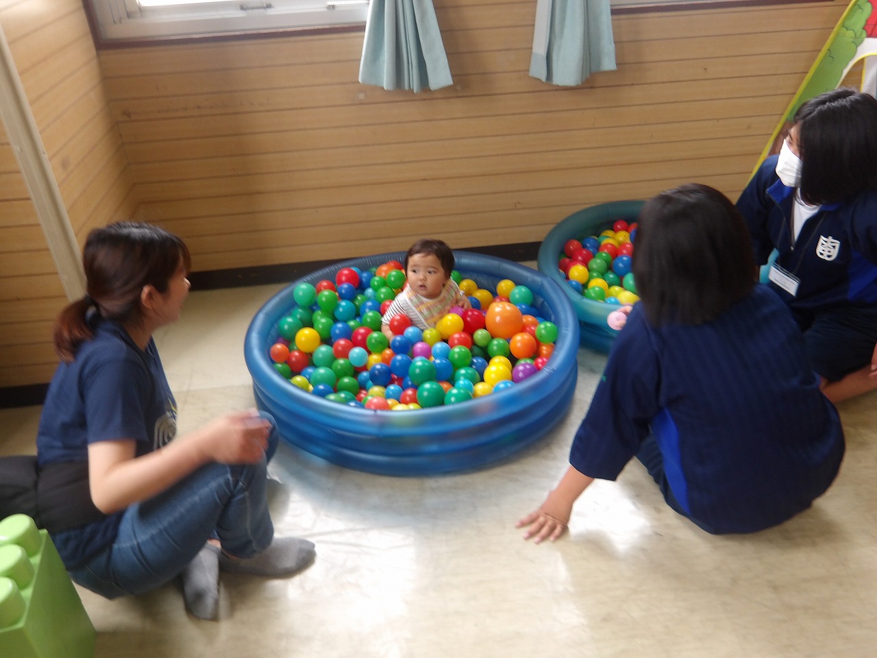 幼児親子と交流する中学生の様子