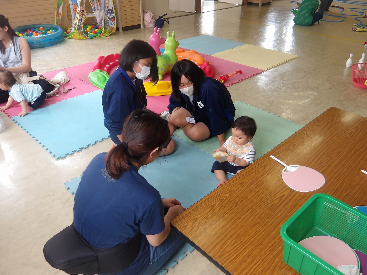 幼児親子と交流する中学生の様子