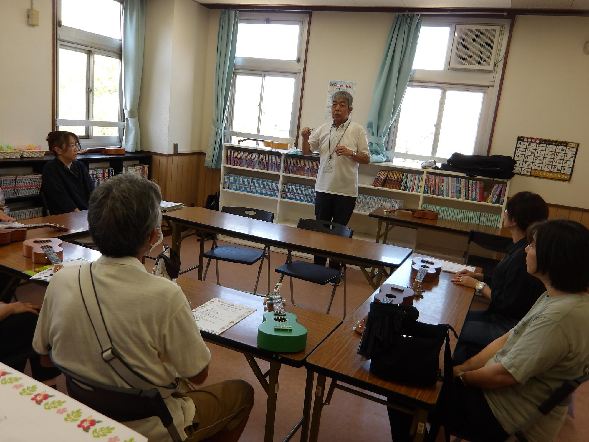 ウクレレを楽しもうに集まった地域の方々の写真